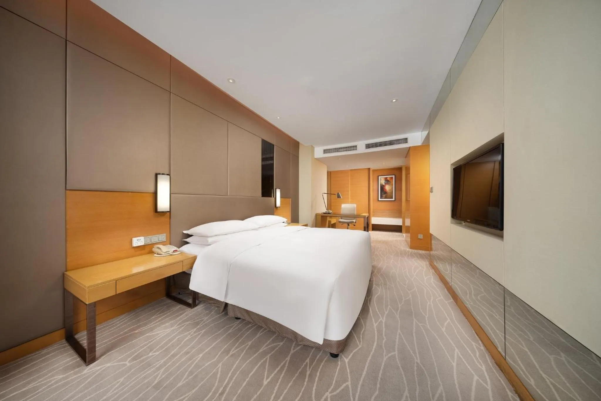 Standard King Room with Lake View - Lounge Access in Crowne Plaza Yangzhou, an IHG Hotel