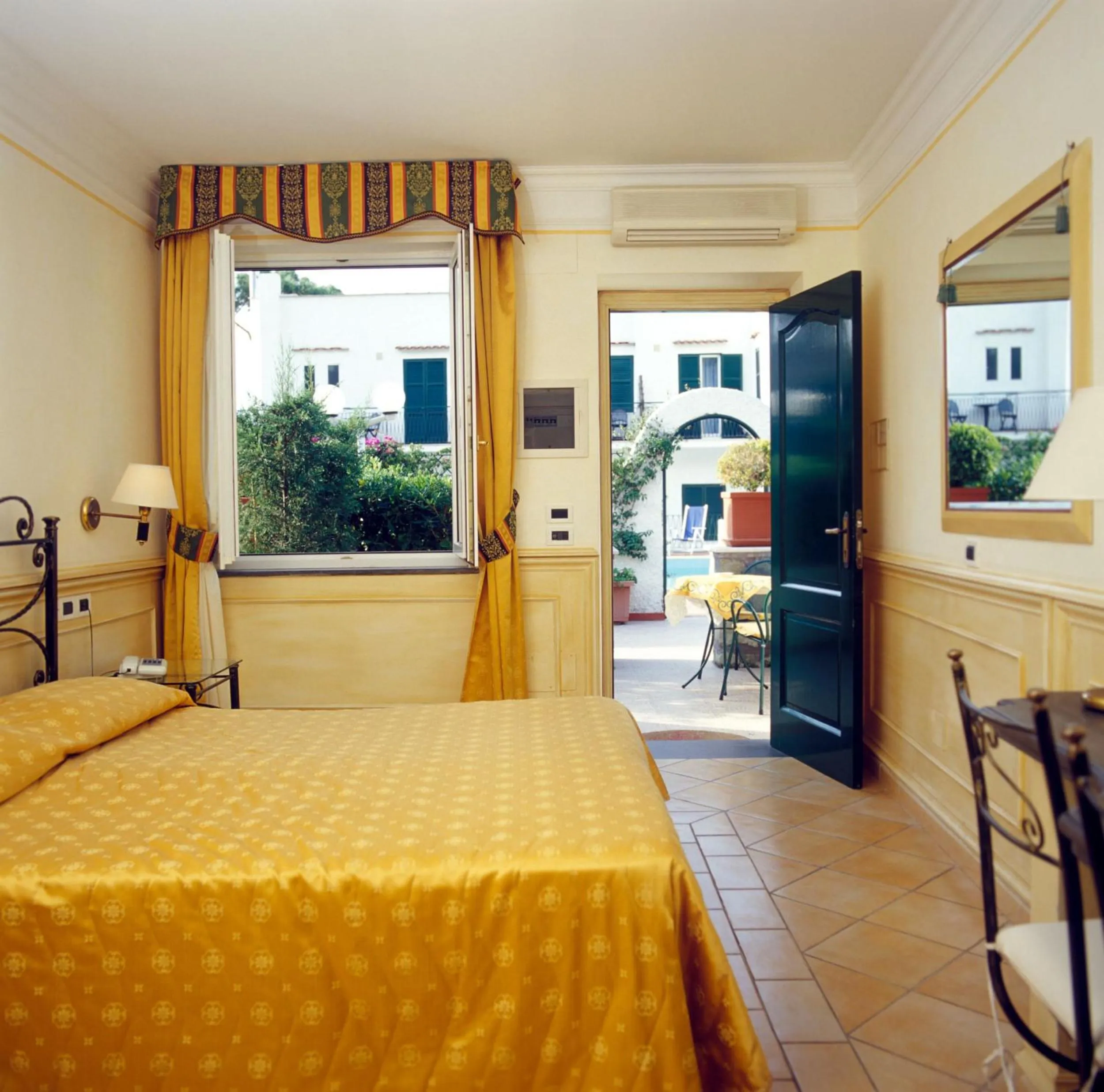 Superior Double Room in Hotel Lord Byron