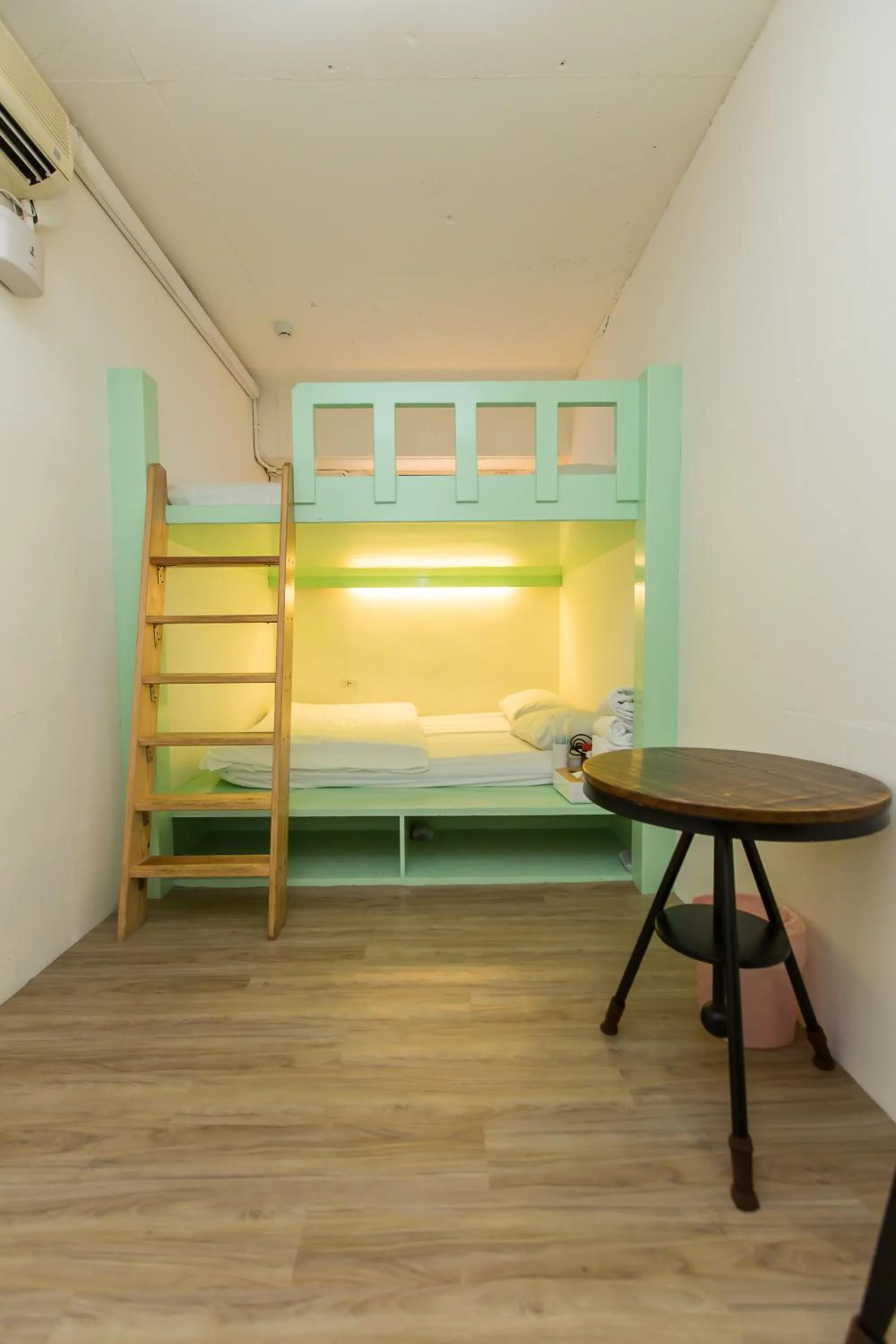 Mini Family Room with Shared Bathroom in Mr. Lobster’s Secret Den design hostel