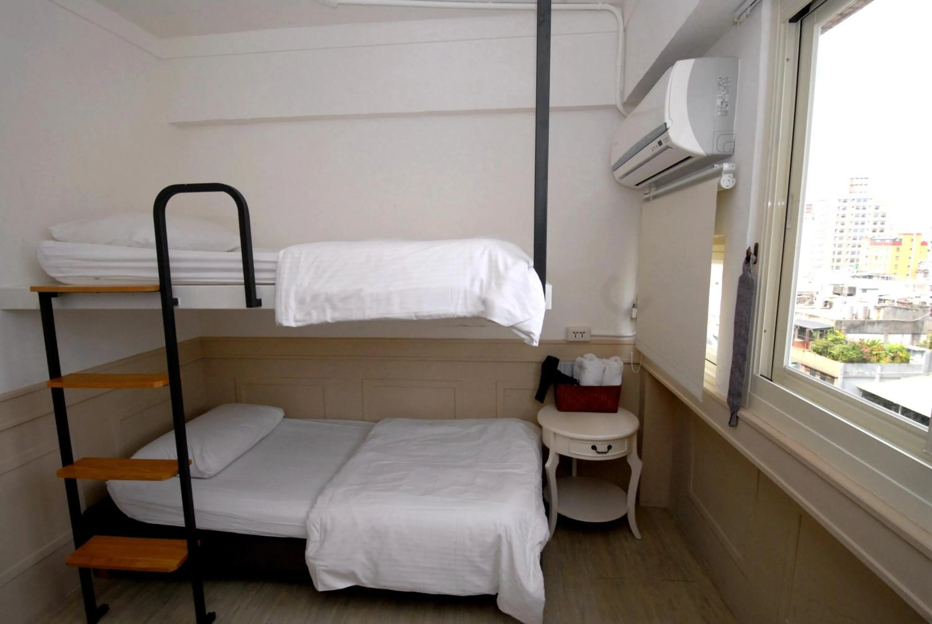 Classic Twin Room in Mr. Lobster’s Secret Den design hostel