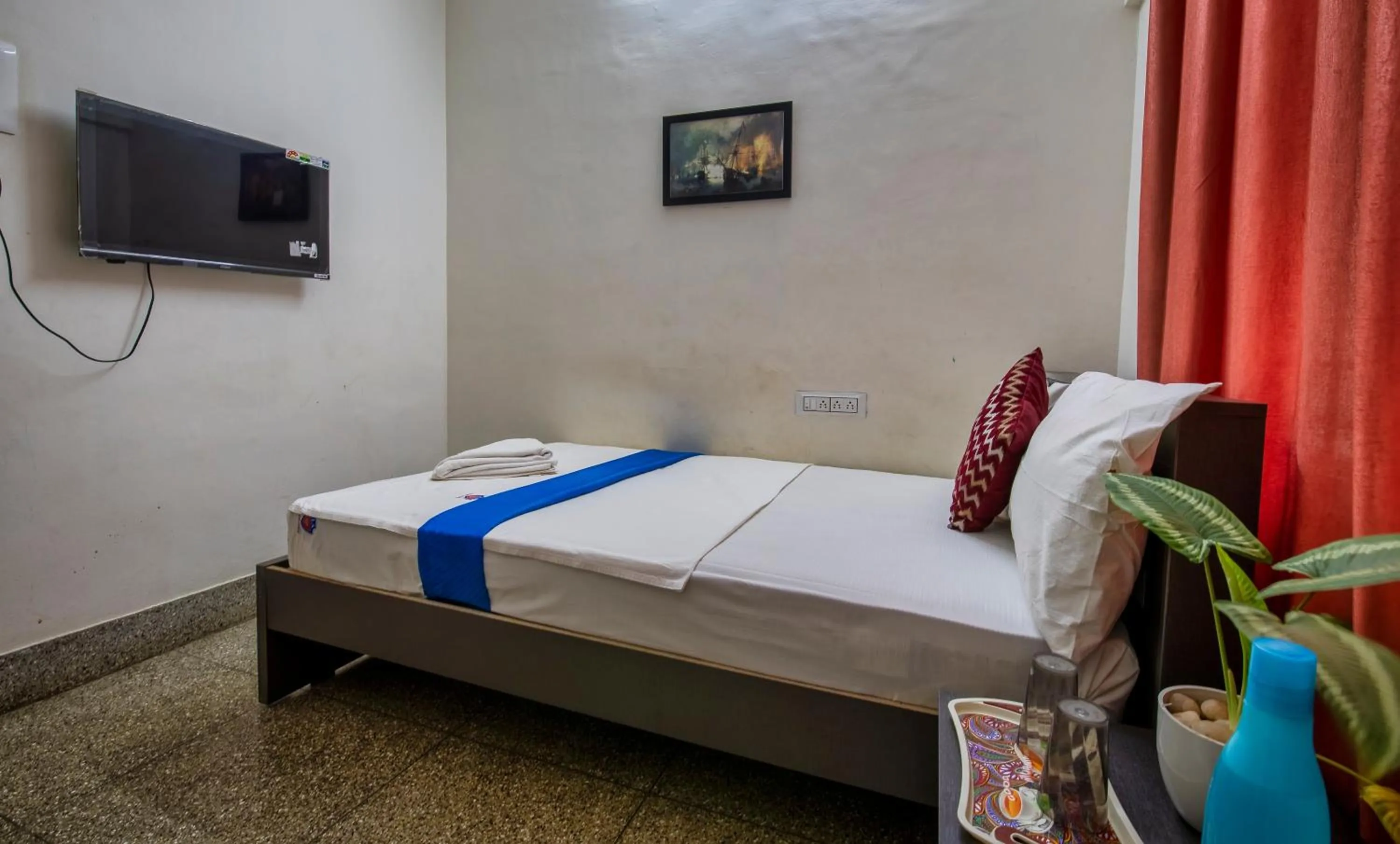 Budget Double Room in La Smart Stays