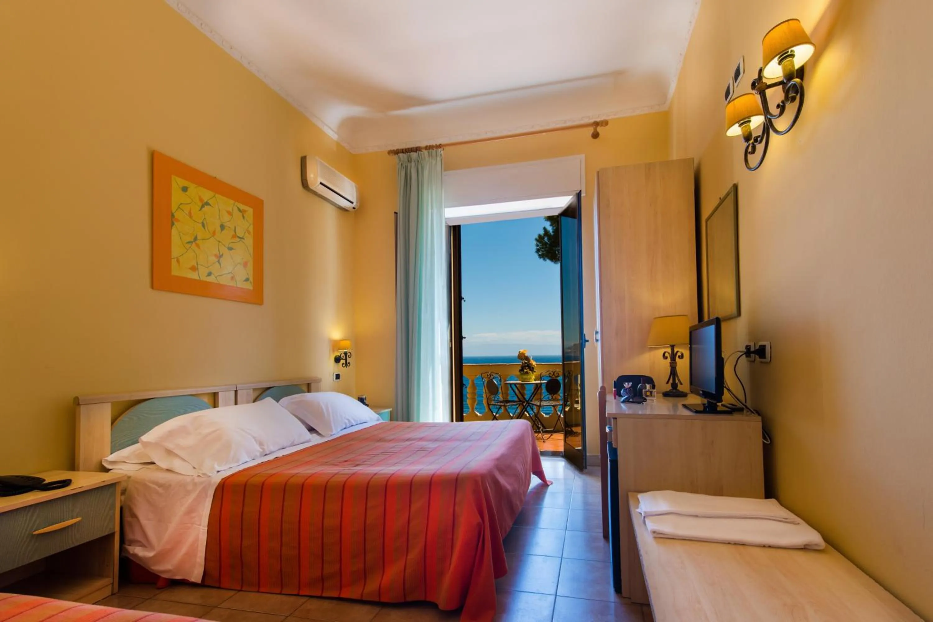 Double Room with Balcony and Sea View in Jonic Hotel Mazzarò