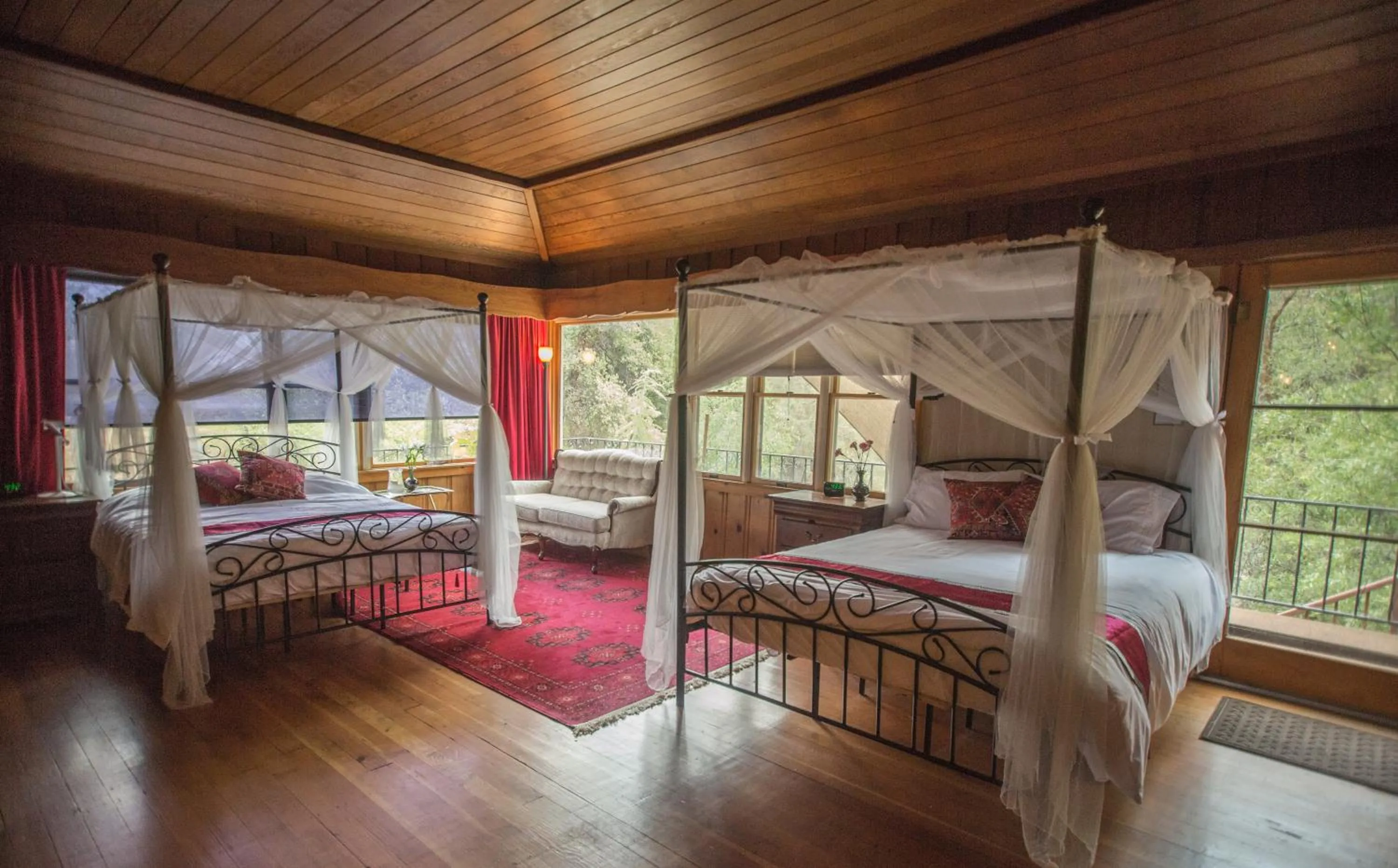 Deluxe Queen Suite in Quiet Mind Lodge, Spa & Retreat Sequoias