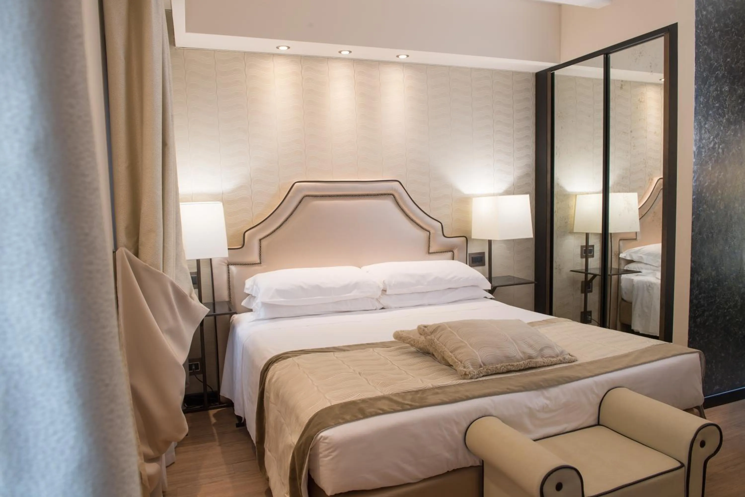 Charming Double Room with Street View in Hotel Paganelli