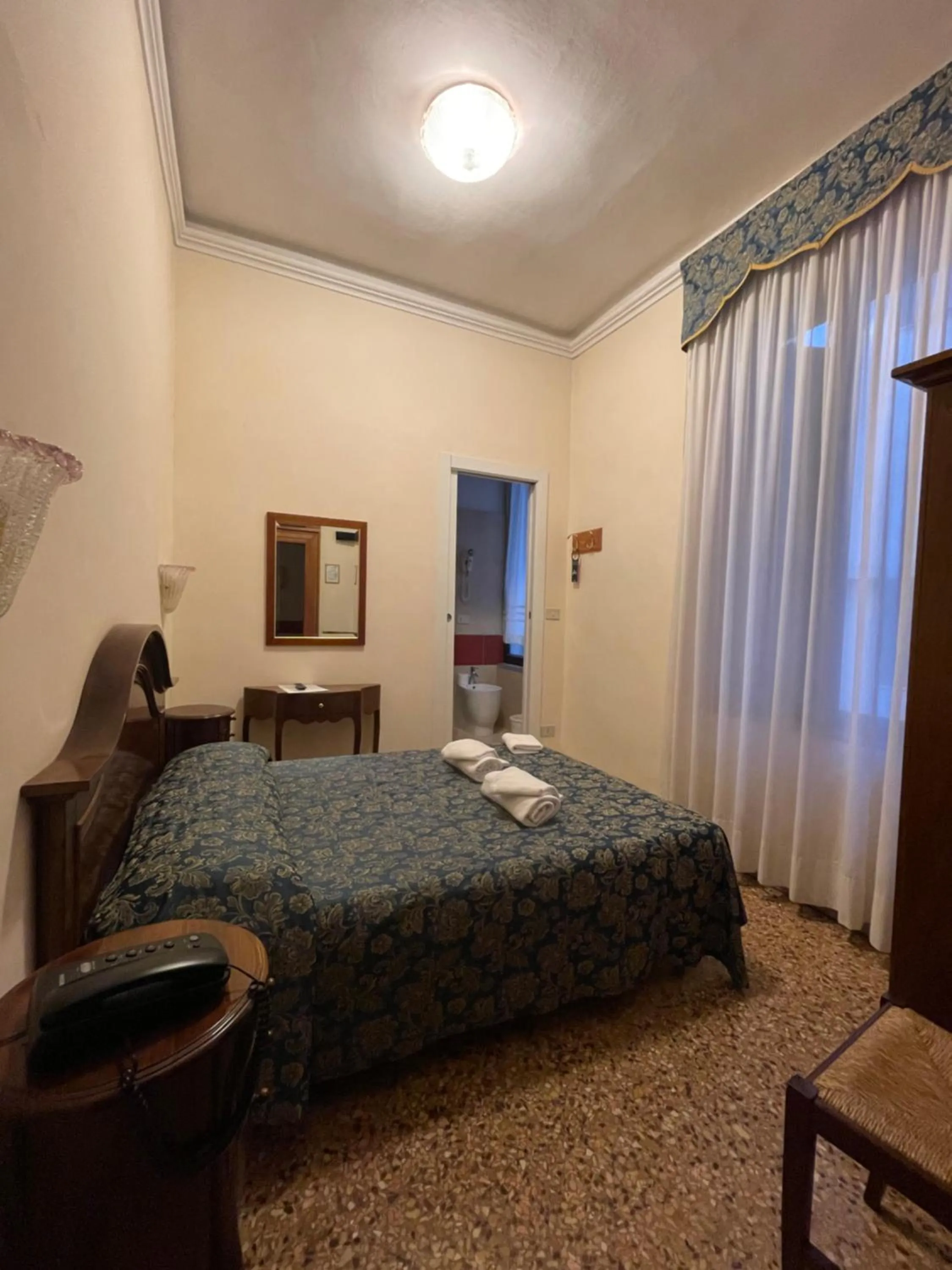 Small Double Room in Hotel Alla Fava