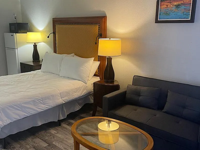 Deluxe Queen Room - single occupancy in Days Inn by Wyndham Branson Ozarks