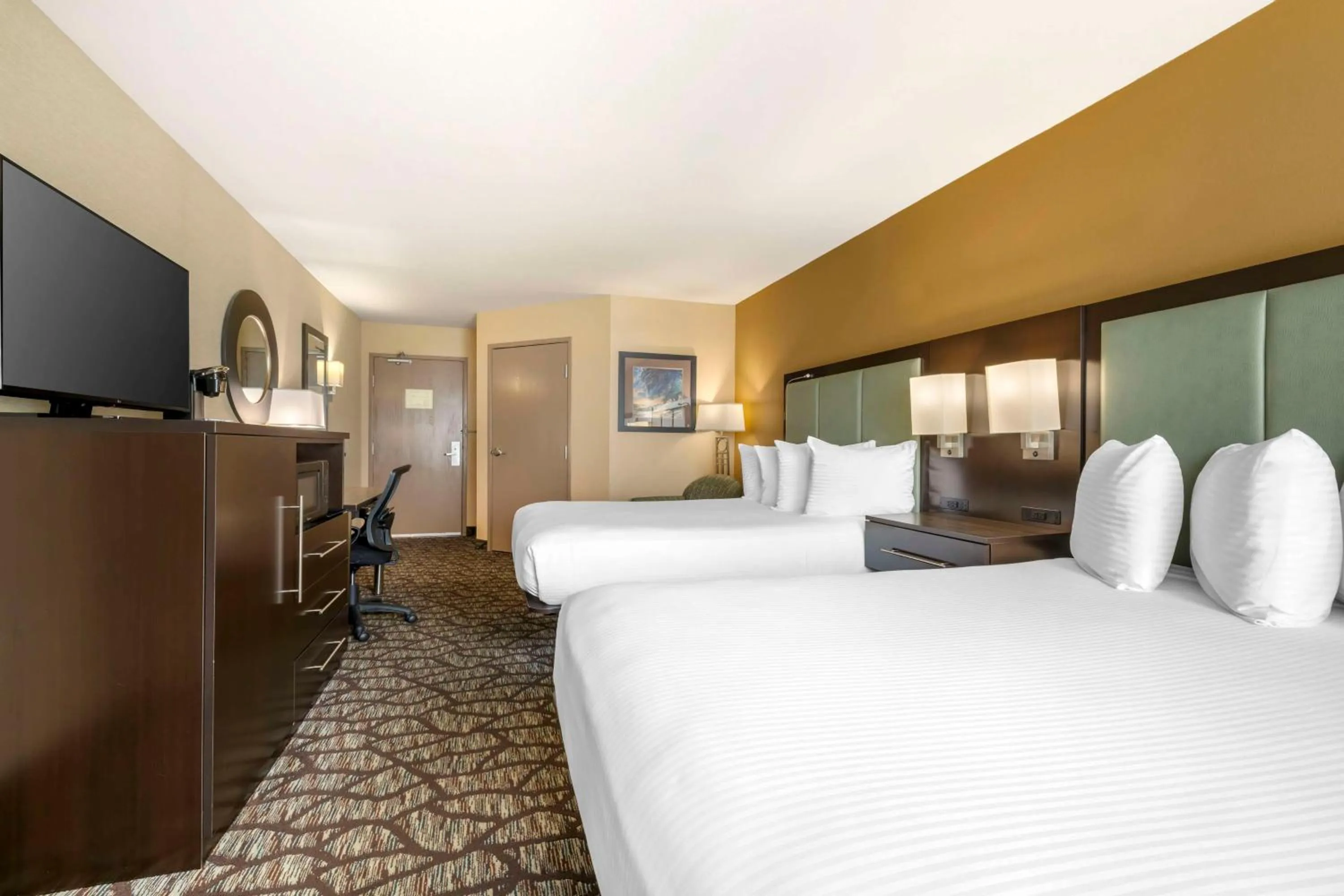 Queen Room with Two Queen Beds - Non-Smoking in Best Western Plus Oceanside Palms