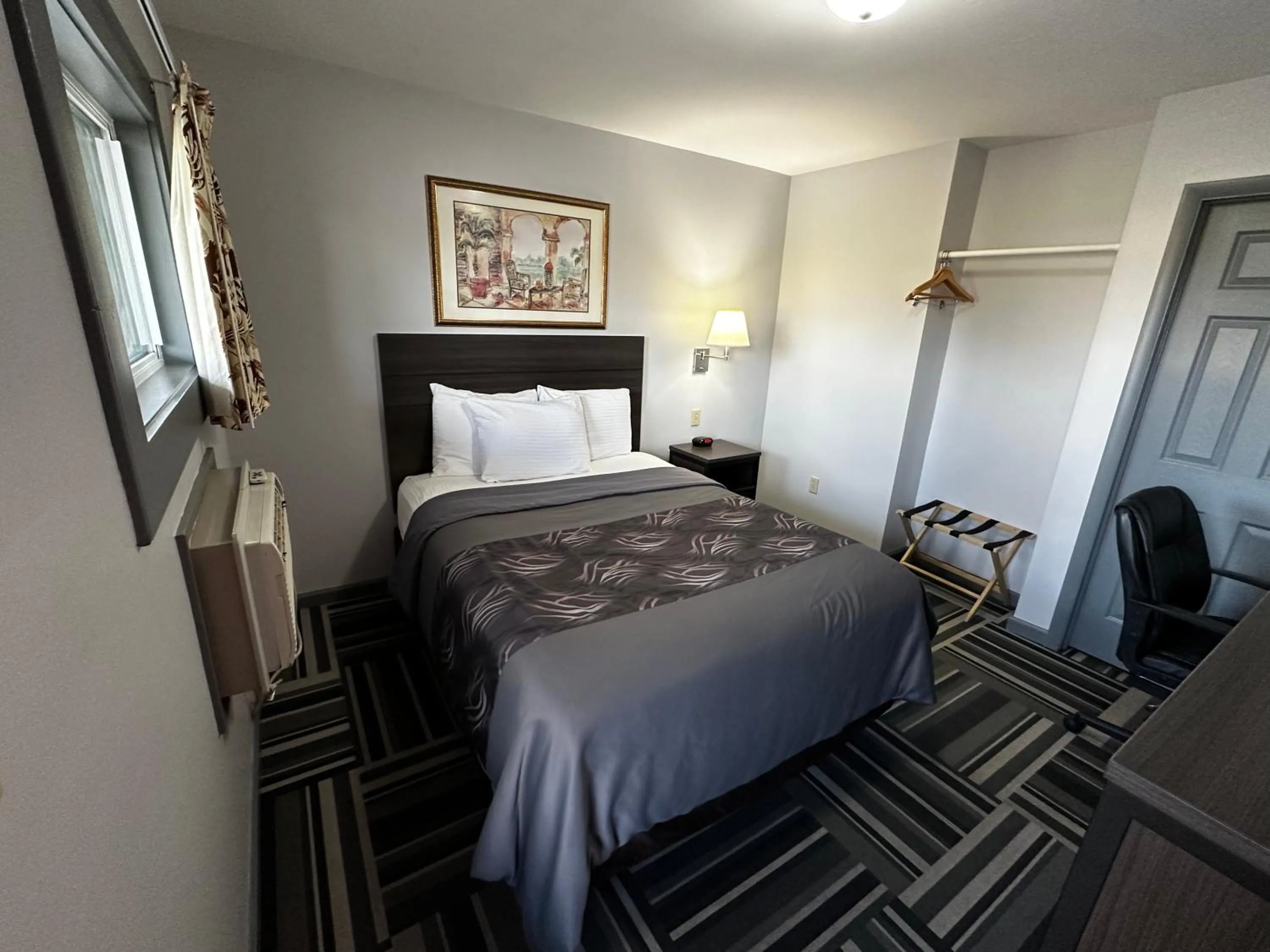 Queen Room in Relax Inn - Saginaw