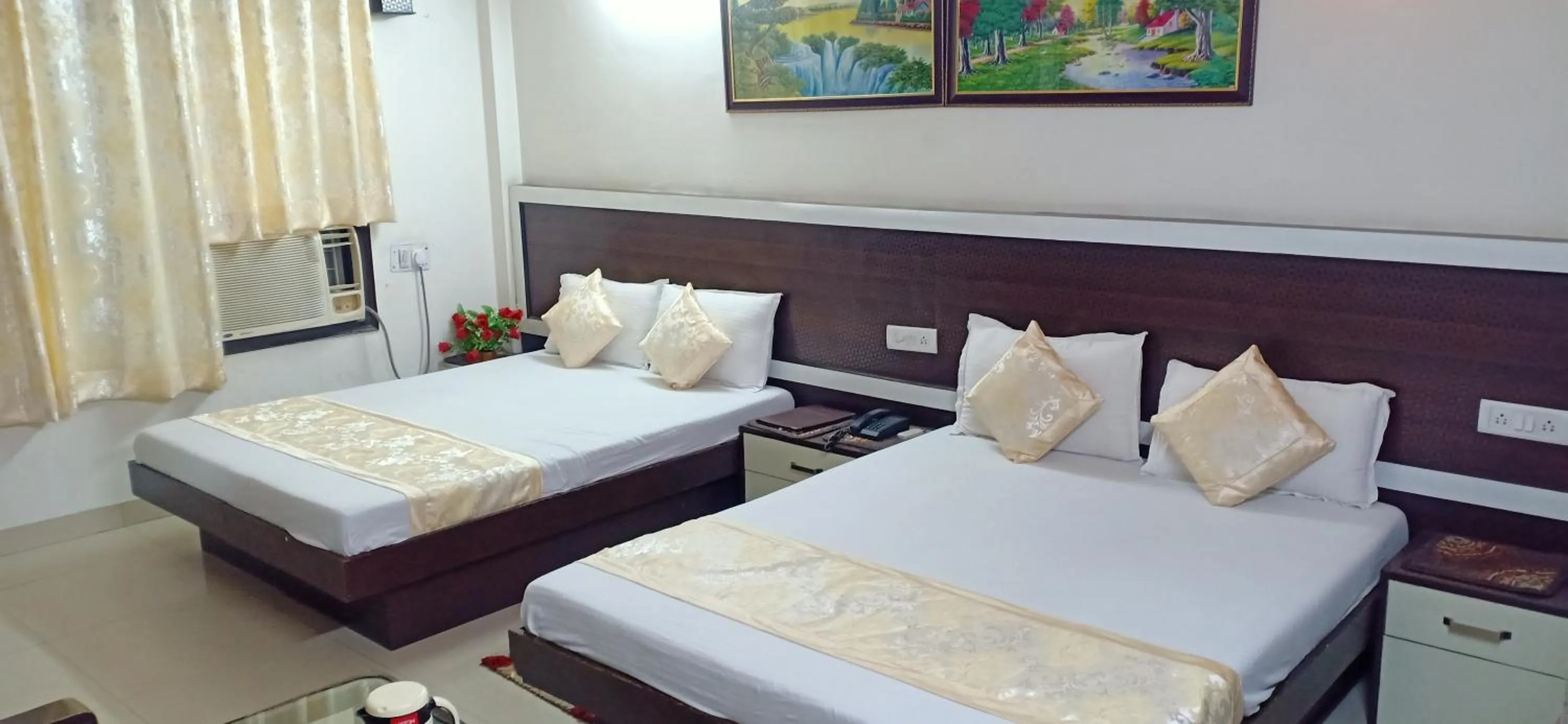 Family Room in Hotel Su Shree Continental Dx Near New Delhi Railway Station