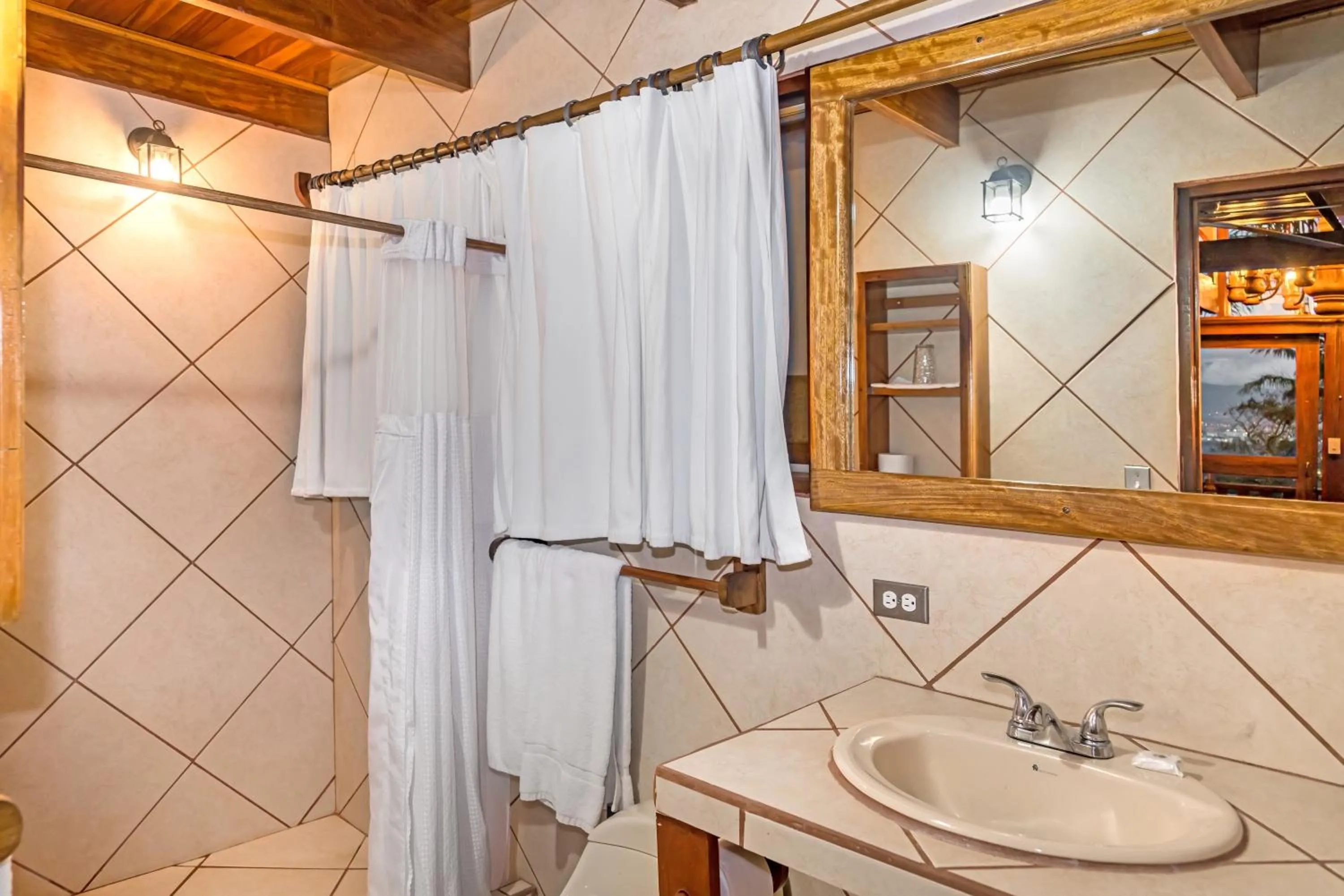 Superior Queen Room - single occupancy in Costa Verde Inn