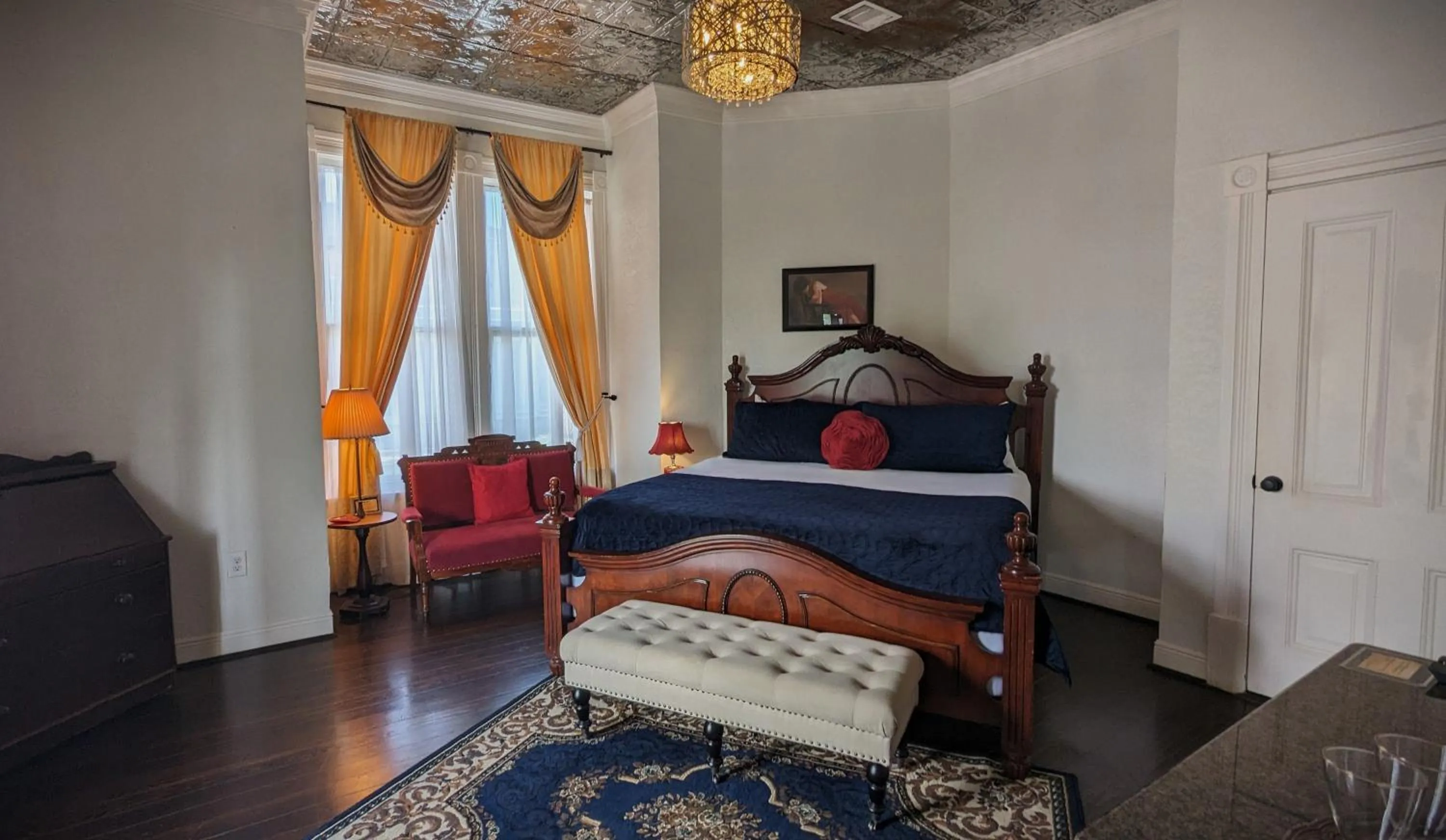 King Room with Balcony in The 1890 Freeman House