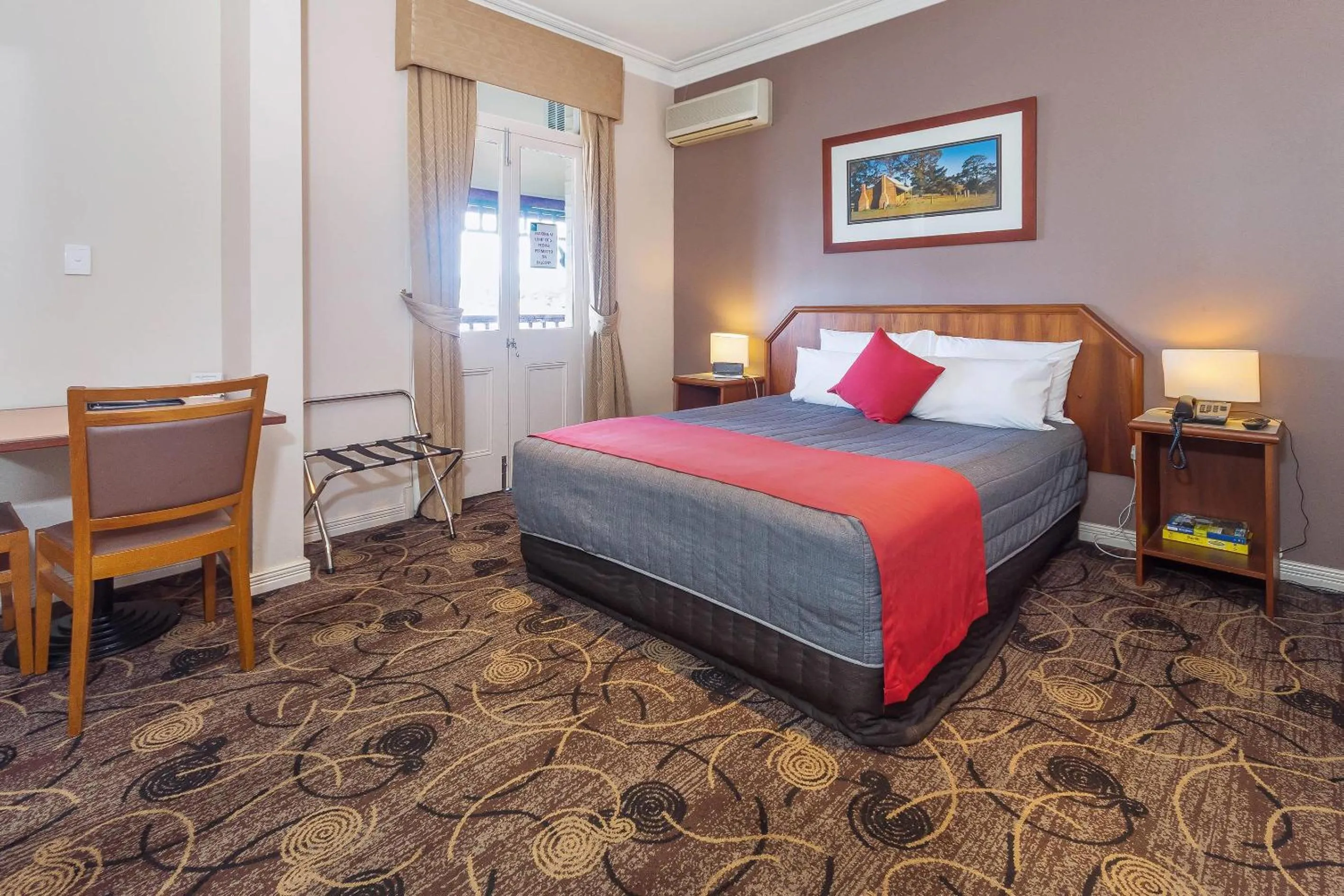 Deluxe Queen Room in Quality Hotel Bayswater