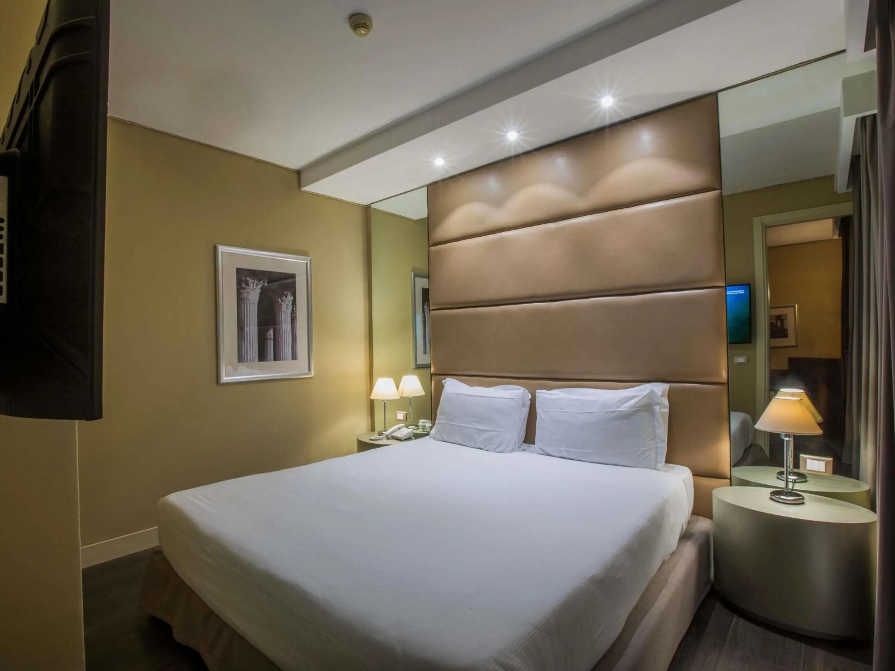 Junior Suite with Two Spaces and Terrace in Mercure Roma Centro Saint John