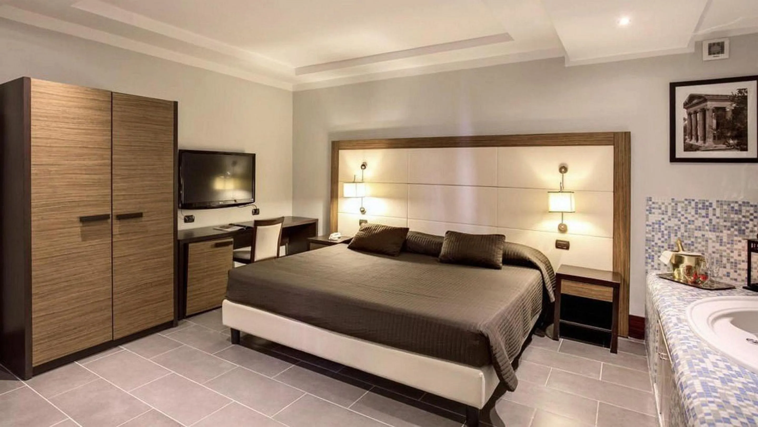 Suite with Spa Bath in The Strand Hotel