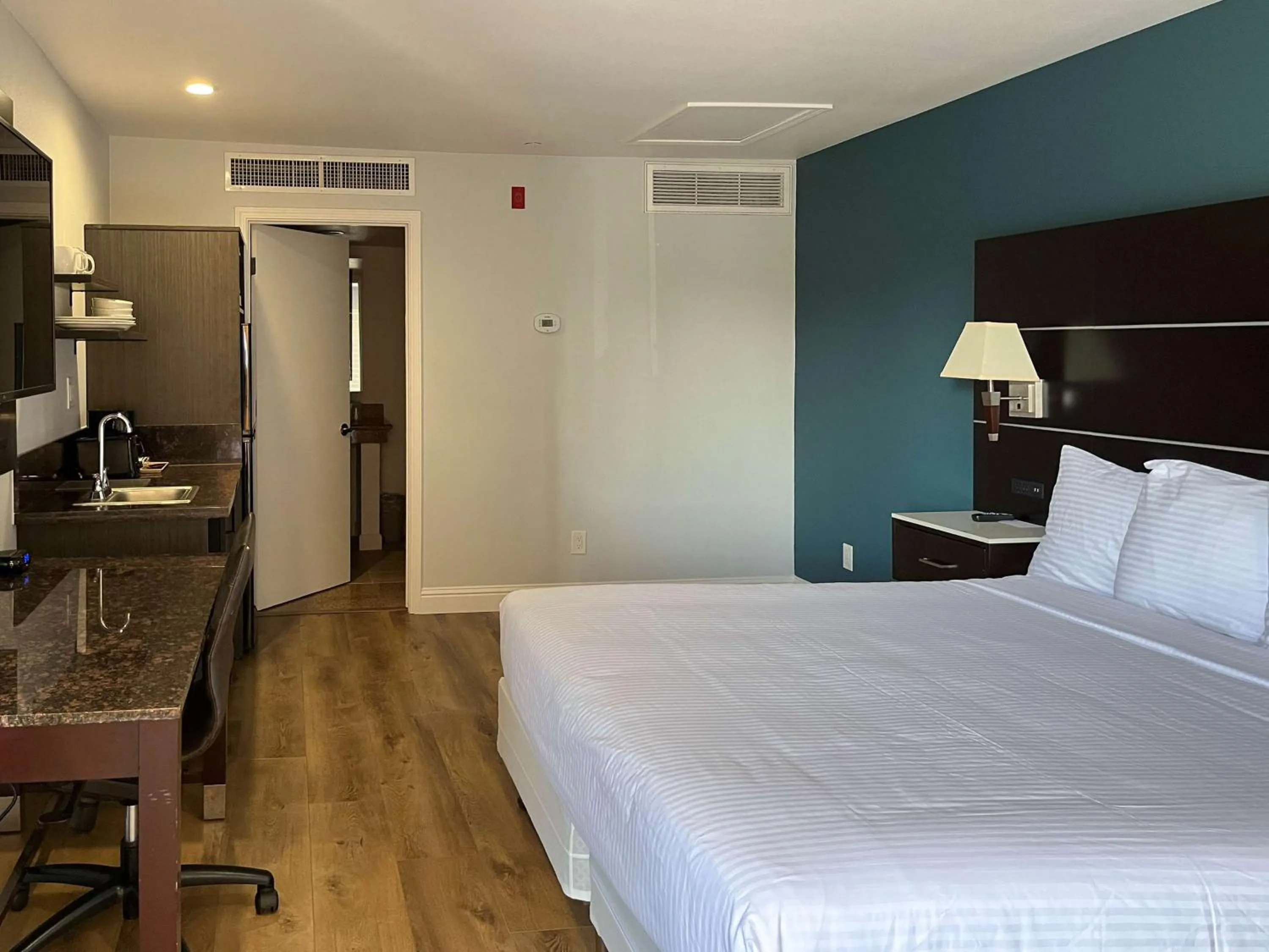 King Room - single occupancy - Non-Smoking in Studio 6 Vallejo CA Napa Valley