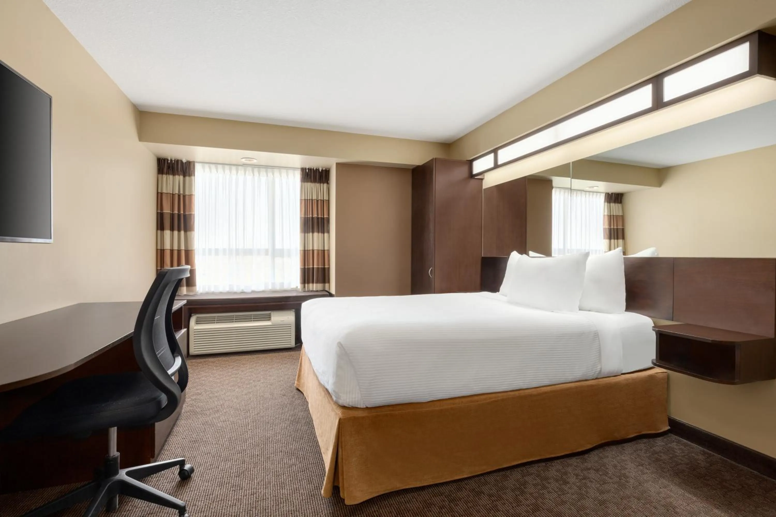 Deluxe Queen Room - Non-Smoking in Microtel Inn and Suites by Wyndham Weyburn