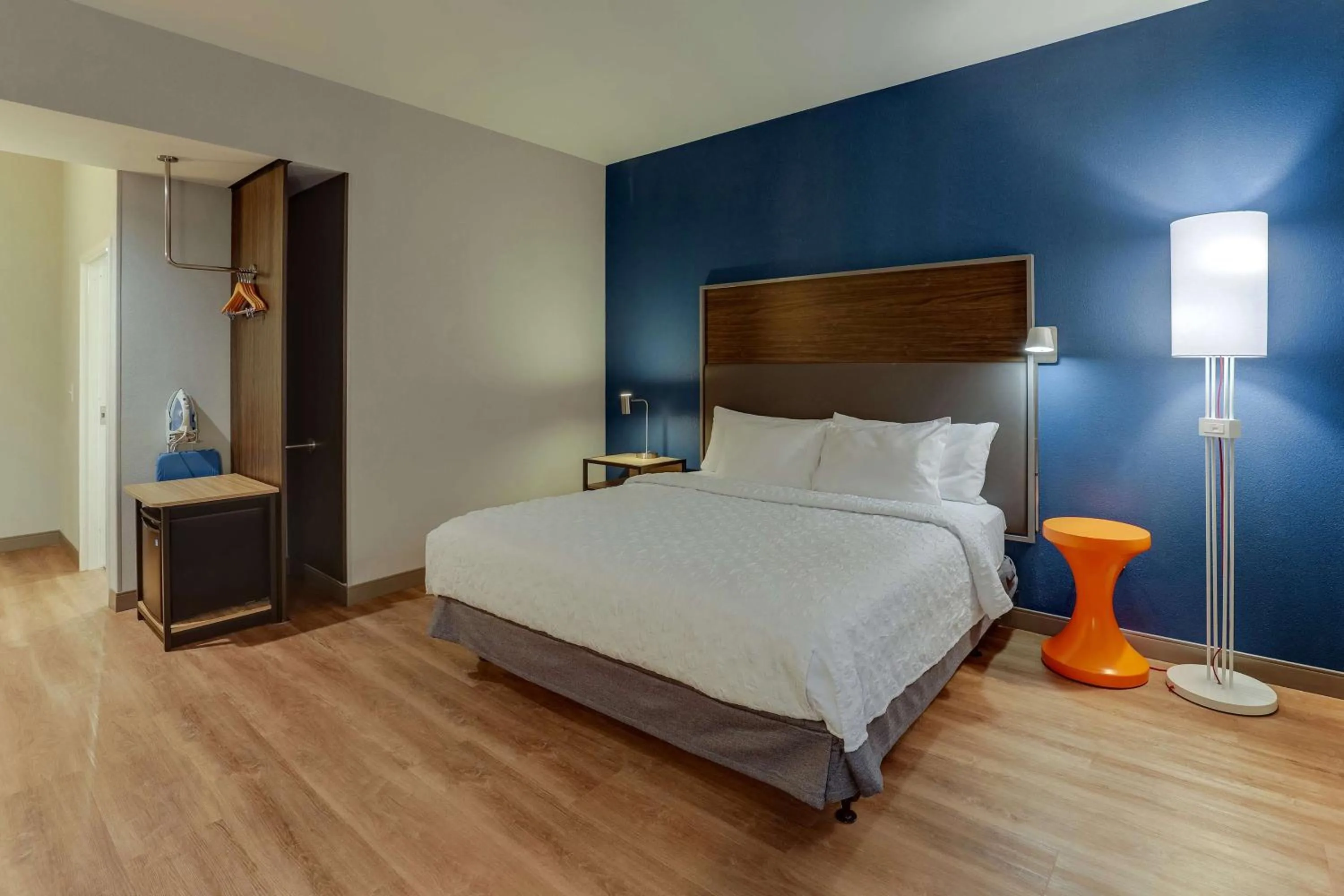 King Room with Roll-In Shower - Mobility Access in Tru By Hilton Raleigh Garner