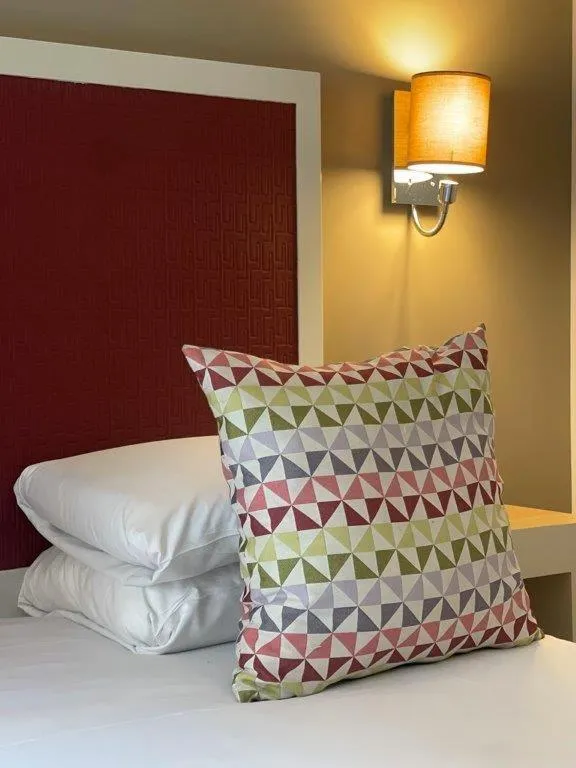 Superior Twin Room with an Extra Bed in Kyriad Paris 18 - Porte de Clignancourt - Montmartre