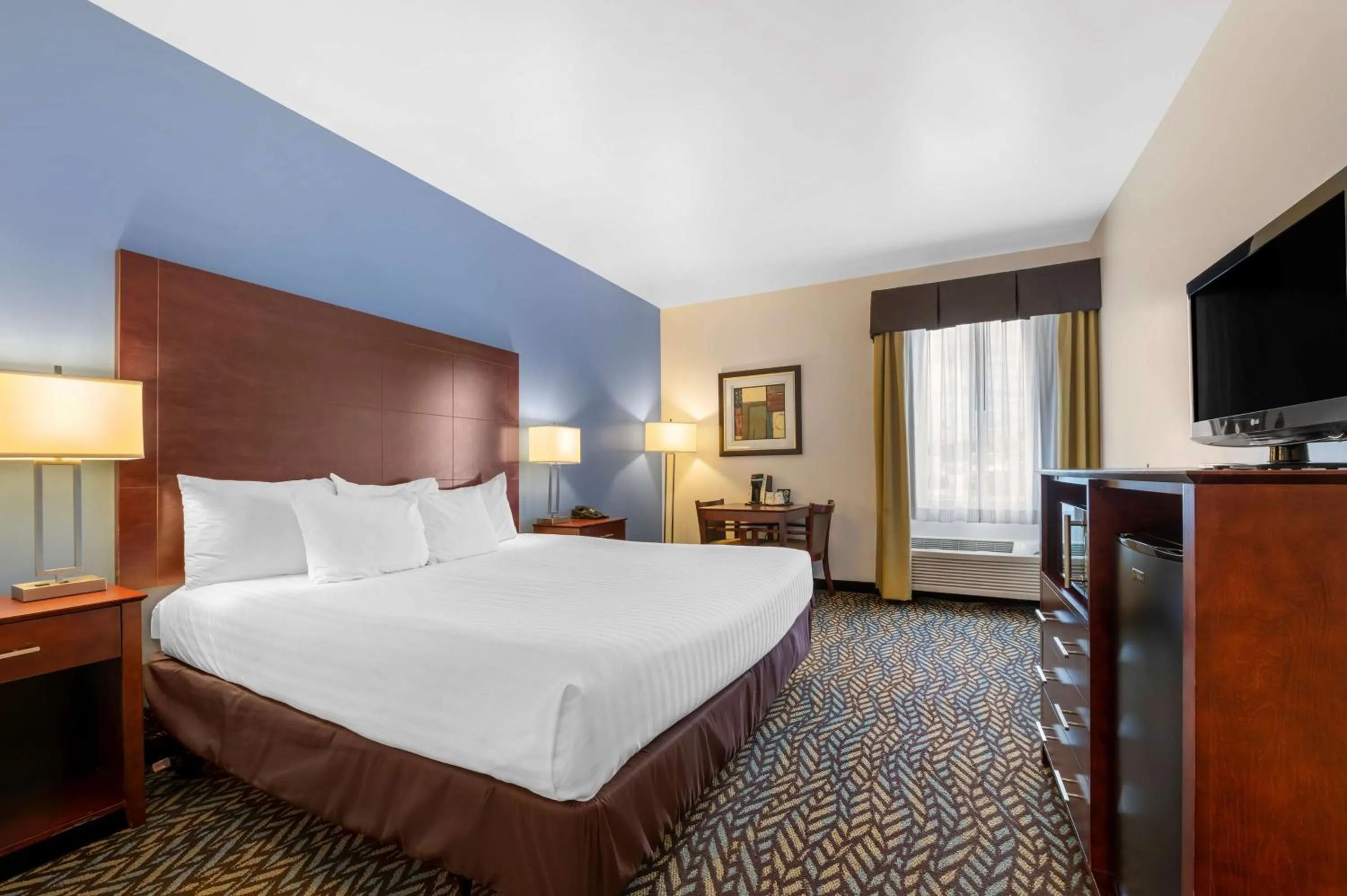 King Room with Walk In Shower - Mobility Accessible/Non-Smoking in Best Western Plus Covered Bridge Inn
