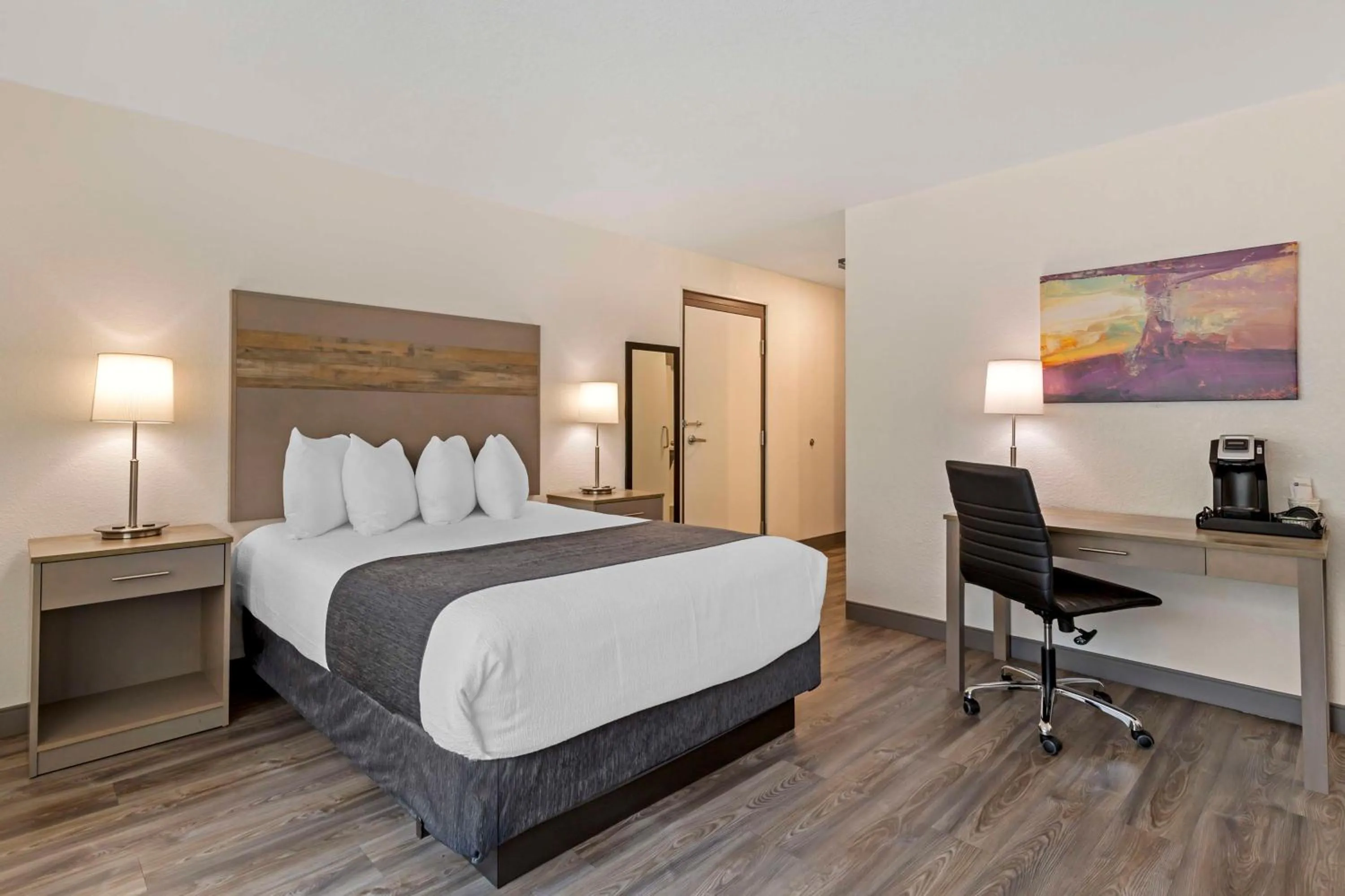Queen Room with mobility Accessible Tub in Best Western Plus Executive Residency Waterloo & Cedar Falls