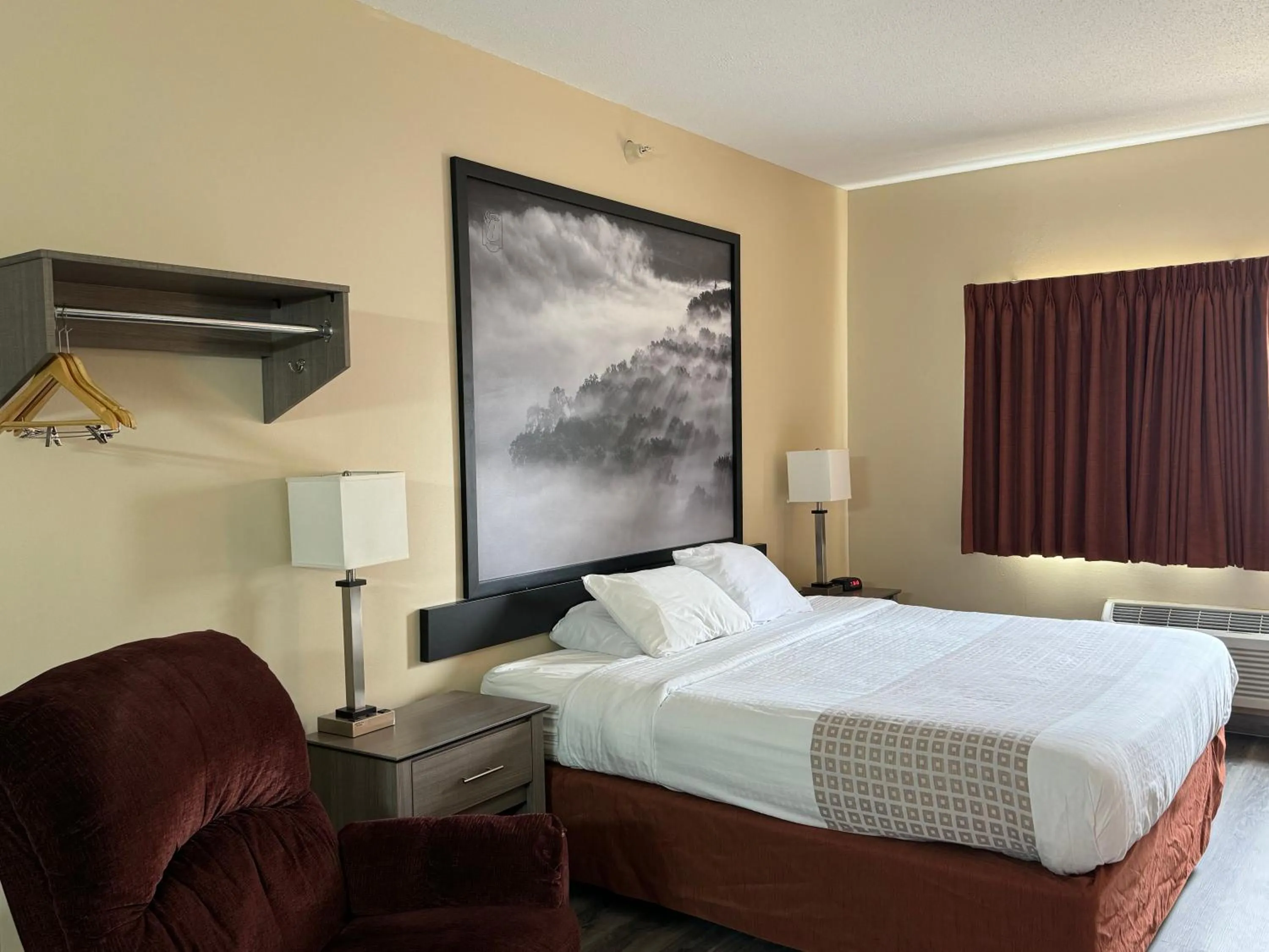 Queen Room with Bath Tub - Mobility Accessible/Non-Smoking in Super 8 by Wyndham Mason City
