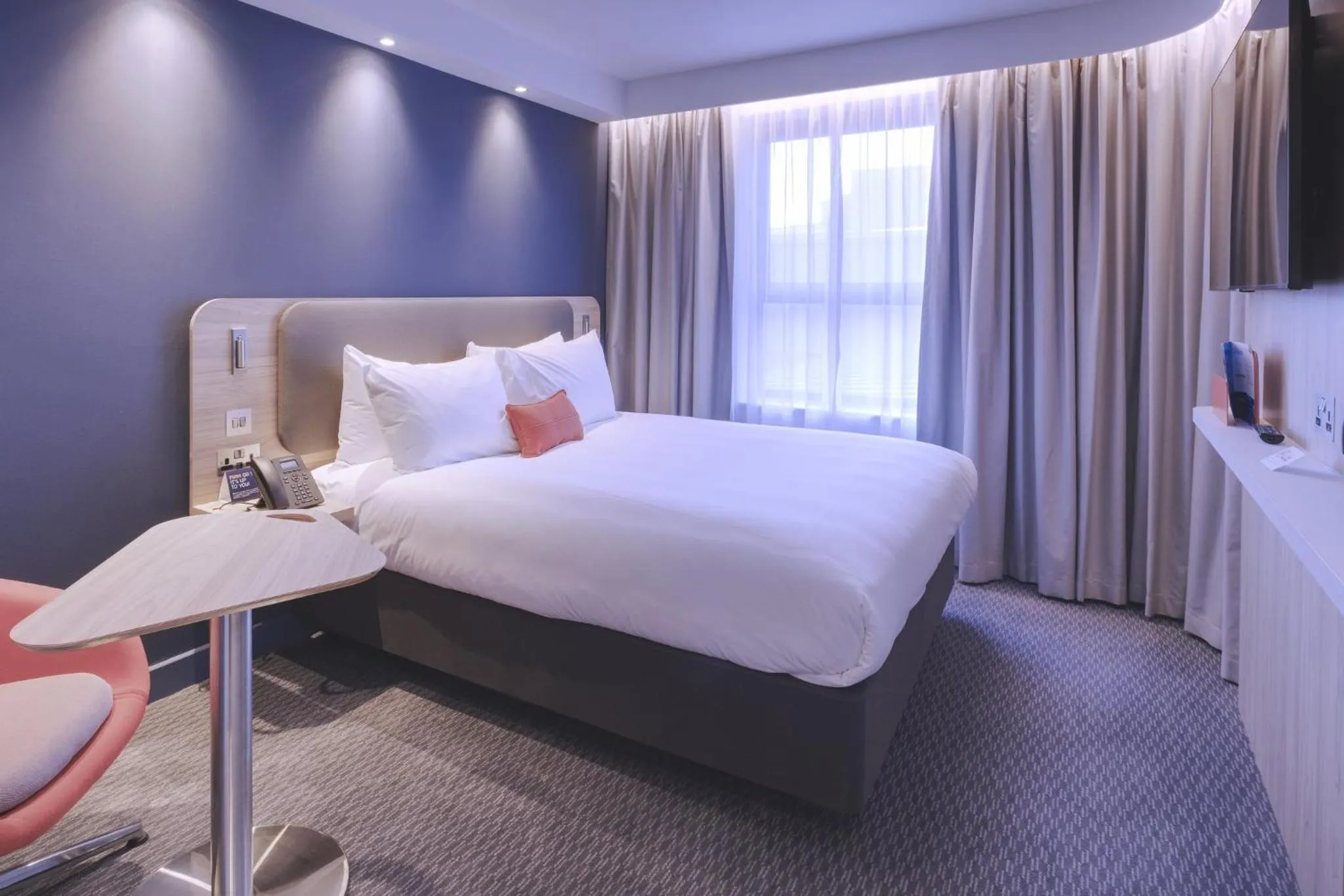 Standard Queen Room with Free Hot Breakfast in Holiday Inn Express - Fleet by IHG