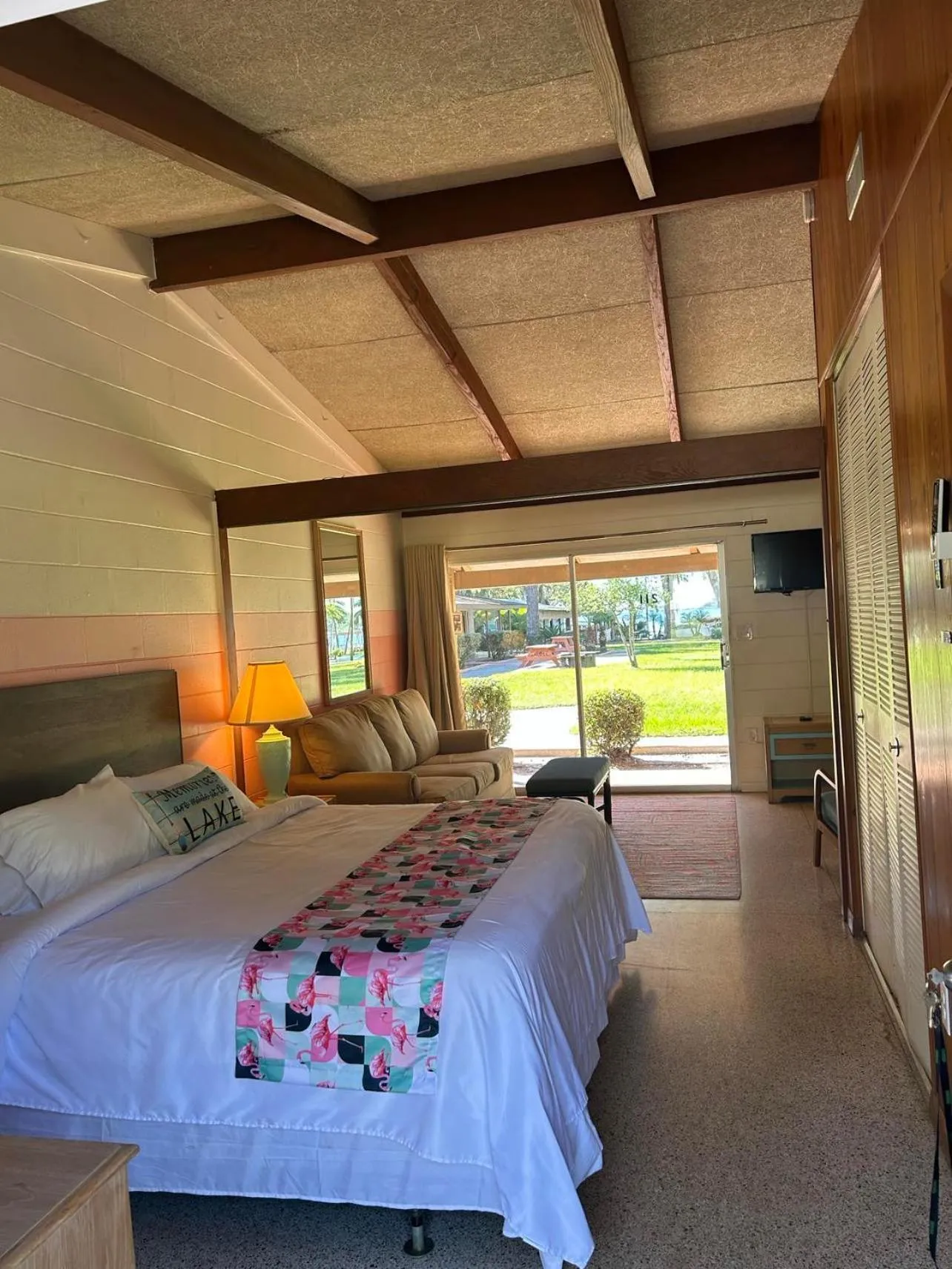 Deluxe King Room in Tropical Marina & Resort on Lake Beresford
