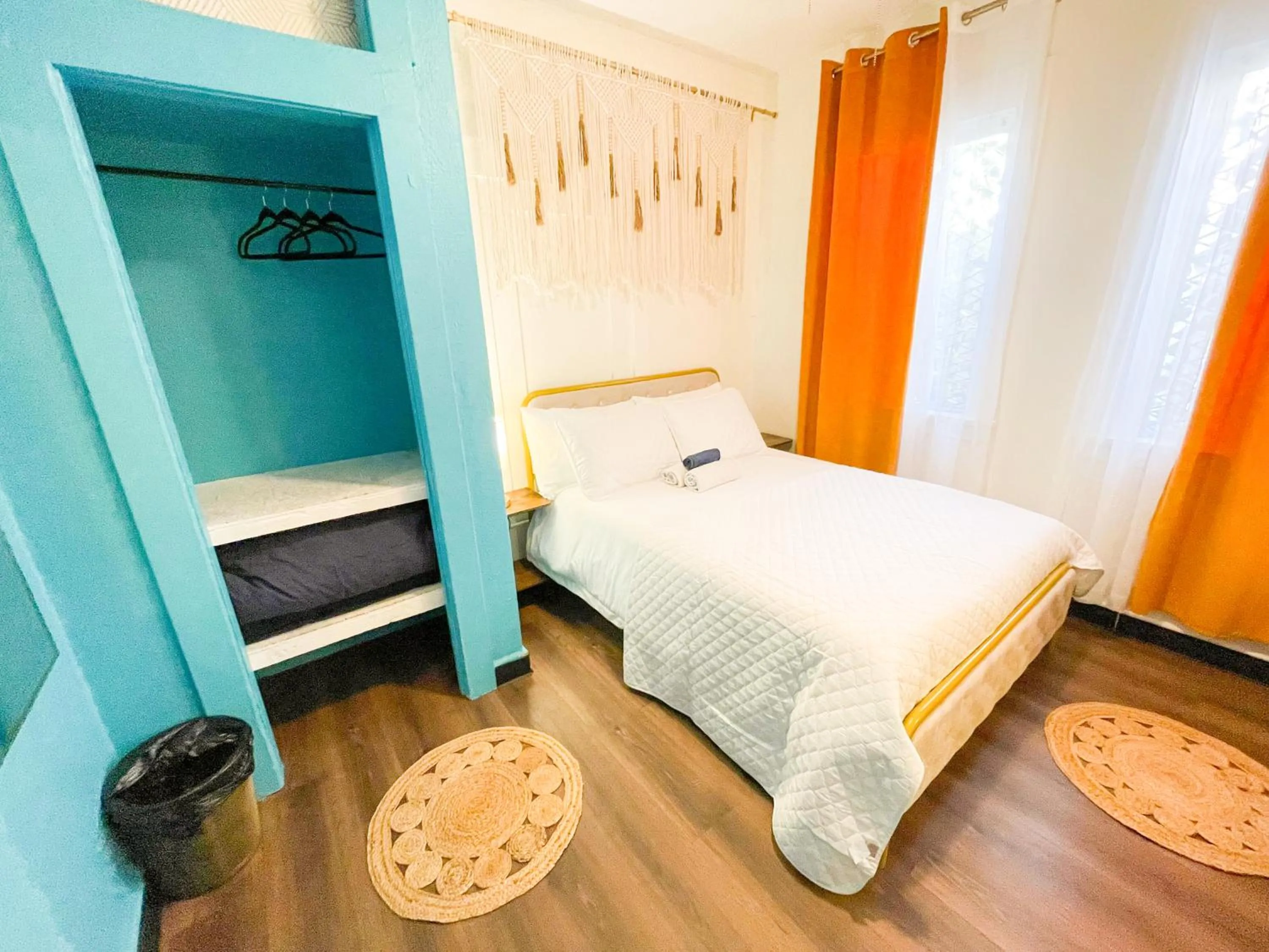 Budget Double Room in ITH San Diego Mission Beach Backpacker Hostel