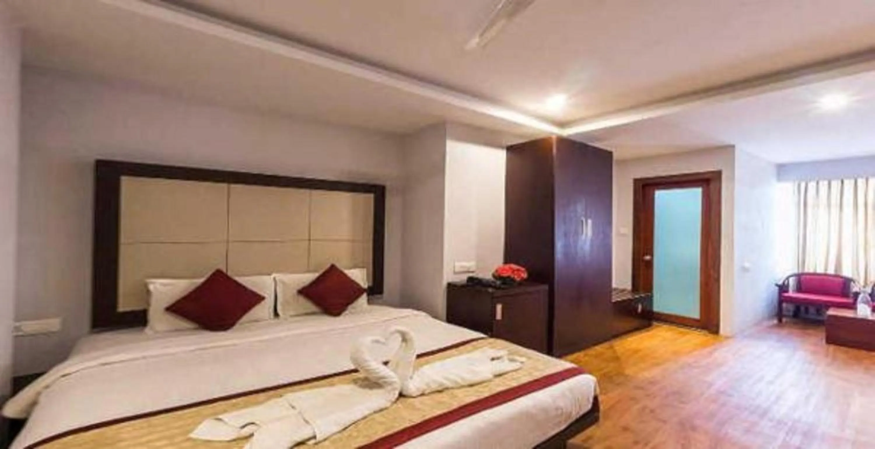 Deluxe Double Room in Red sparrow