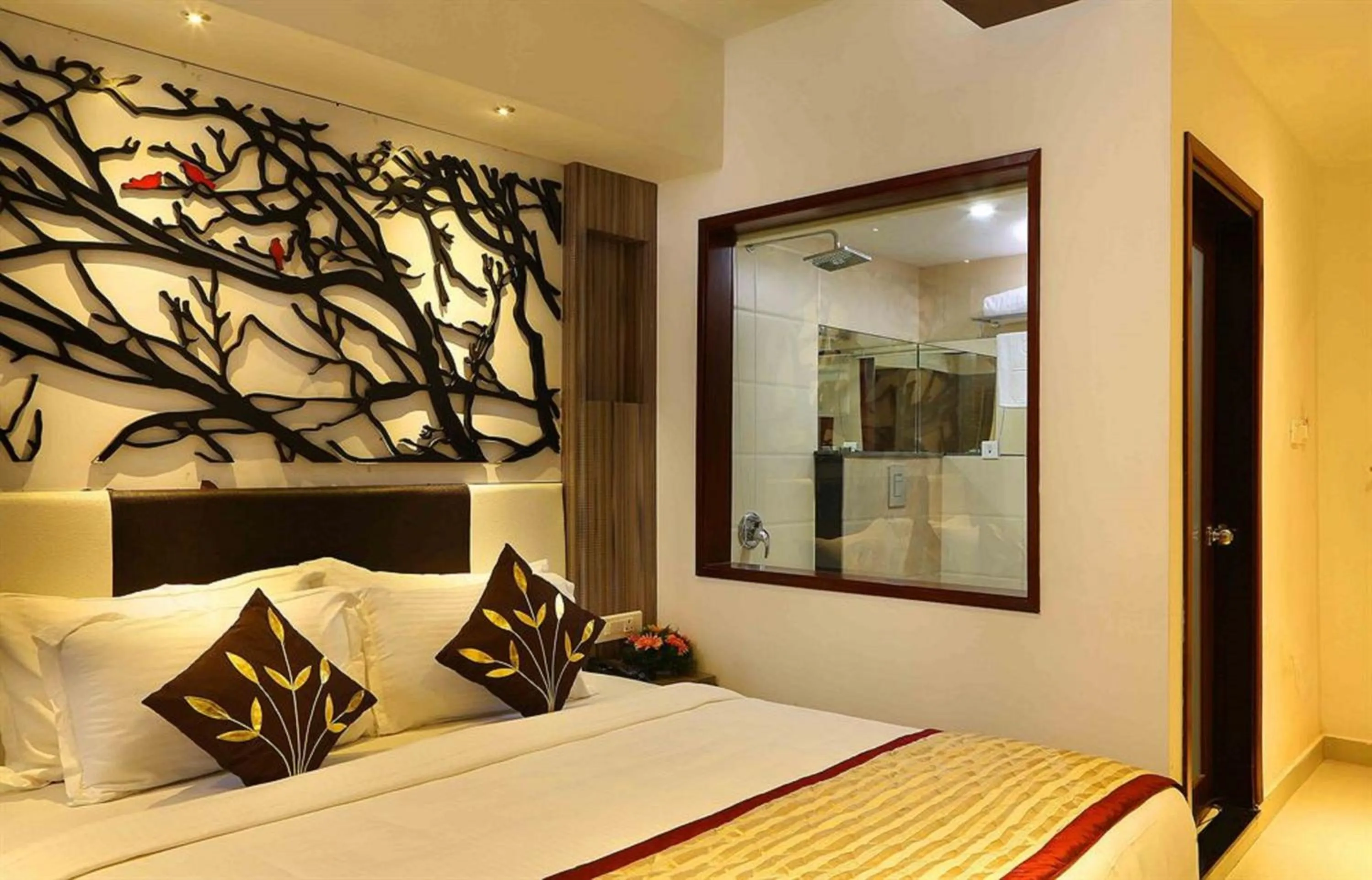 Deluxe Double Room in Red sparrow