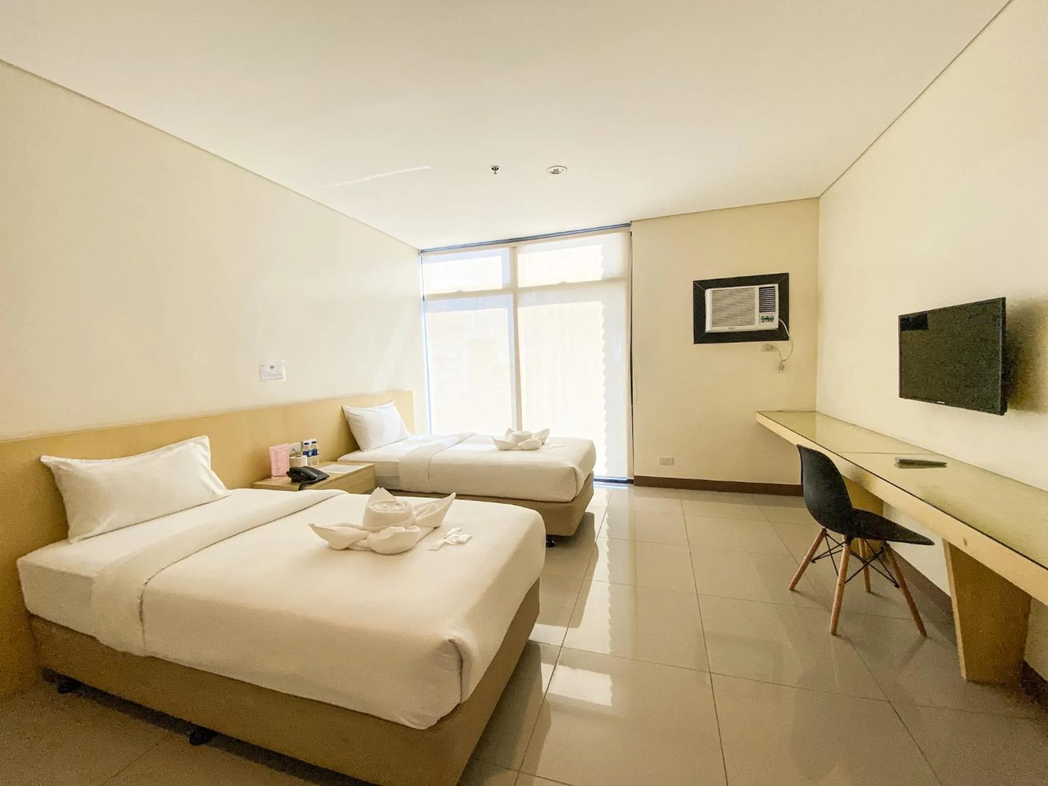 Deluxe Twin Room in Kaizen Suites