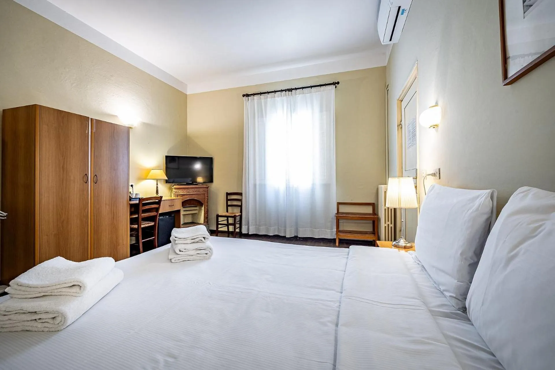 Double Room with Private External Bathroom in Bellevue House Affittacamere