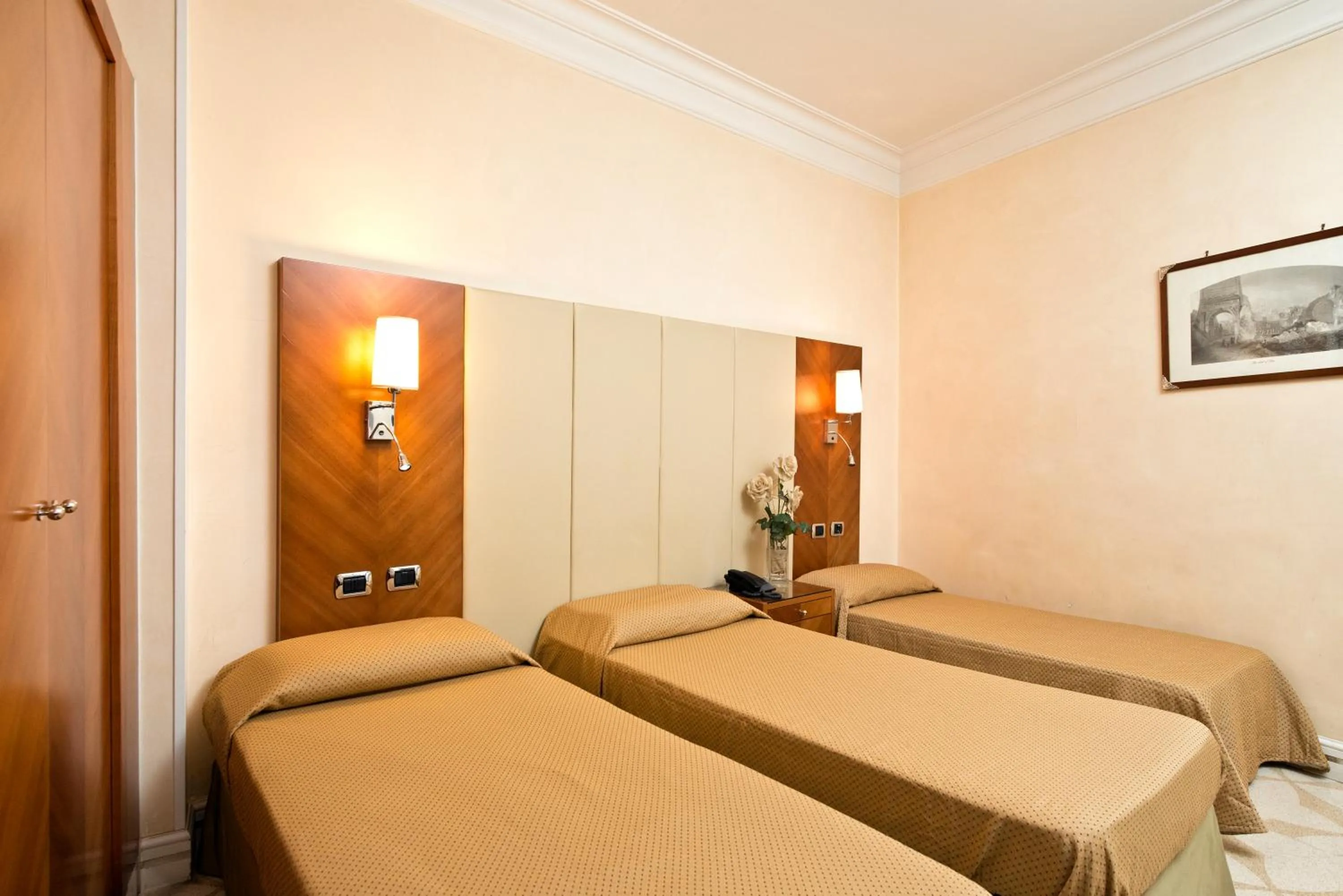 Triple Room in Suite Opera Rooms