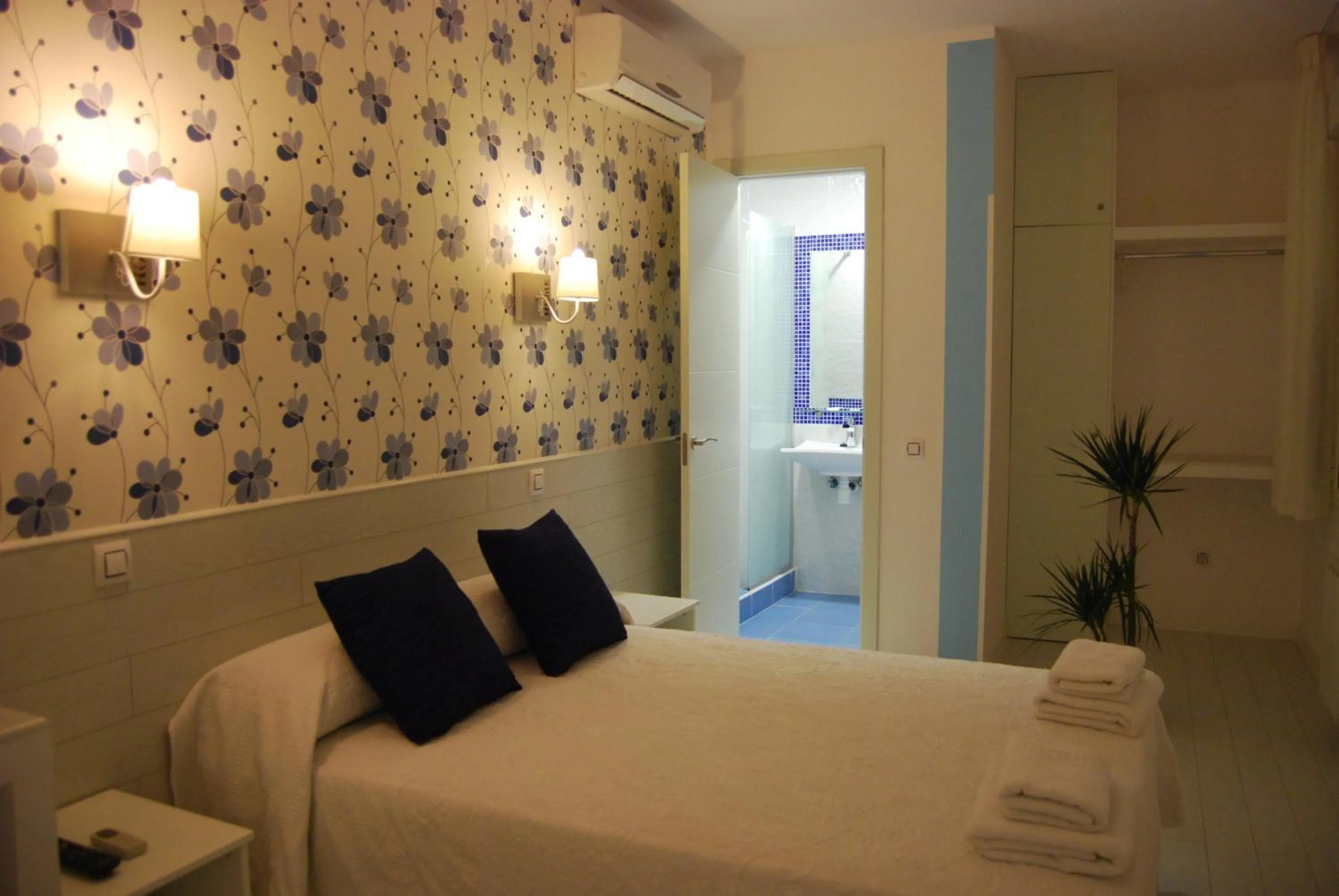 Superior Double or Twin Room in Hostal PETITE MAMAN