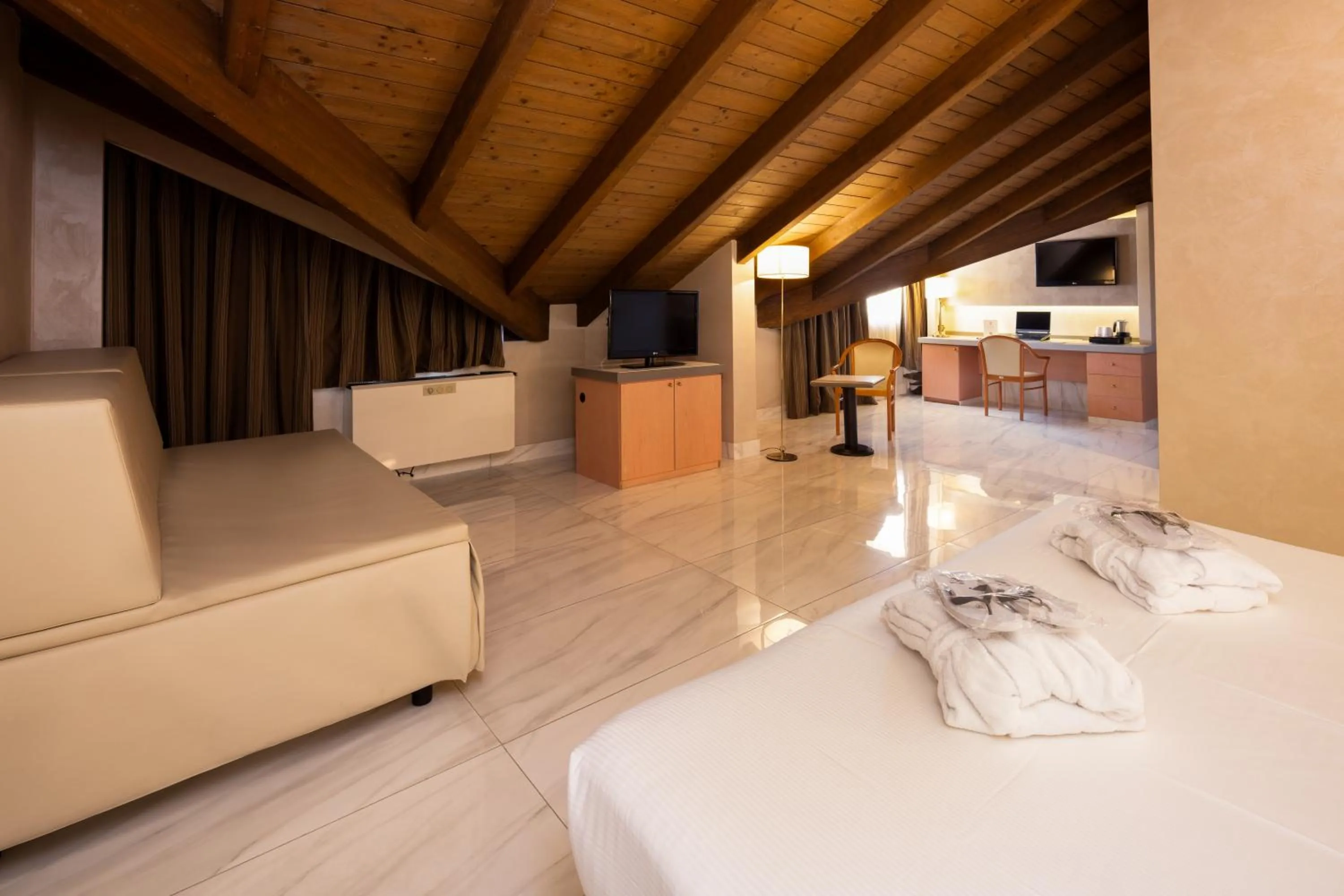 Two Connecting Double Rooms in Best Western Modena District