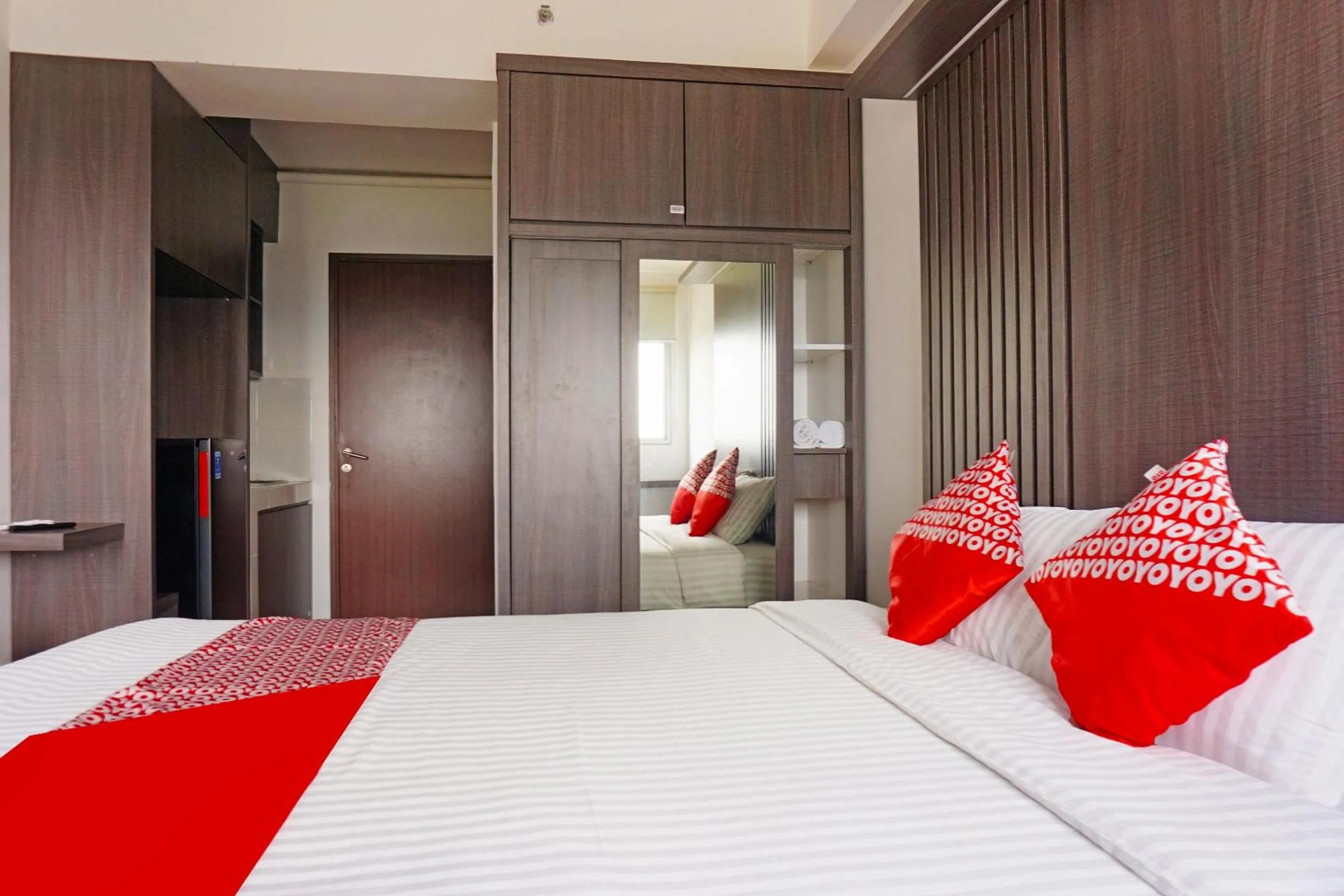 Deluxe Double Room in OYO 91593 San San Rooms Apartment Gunung Putri Square