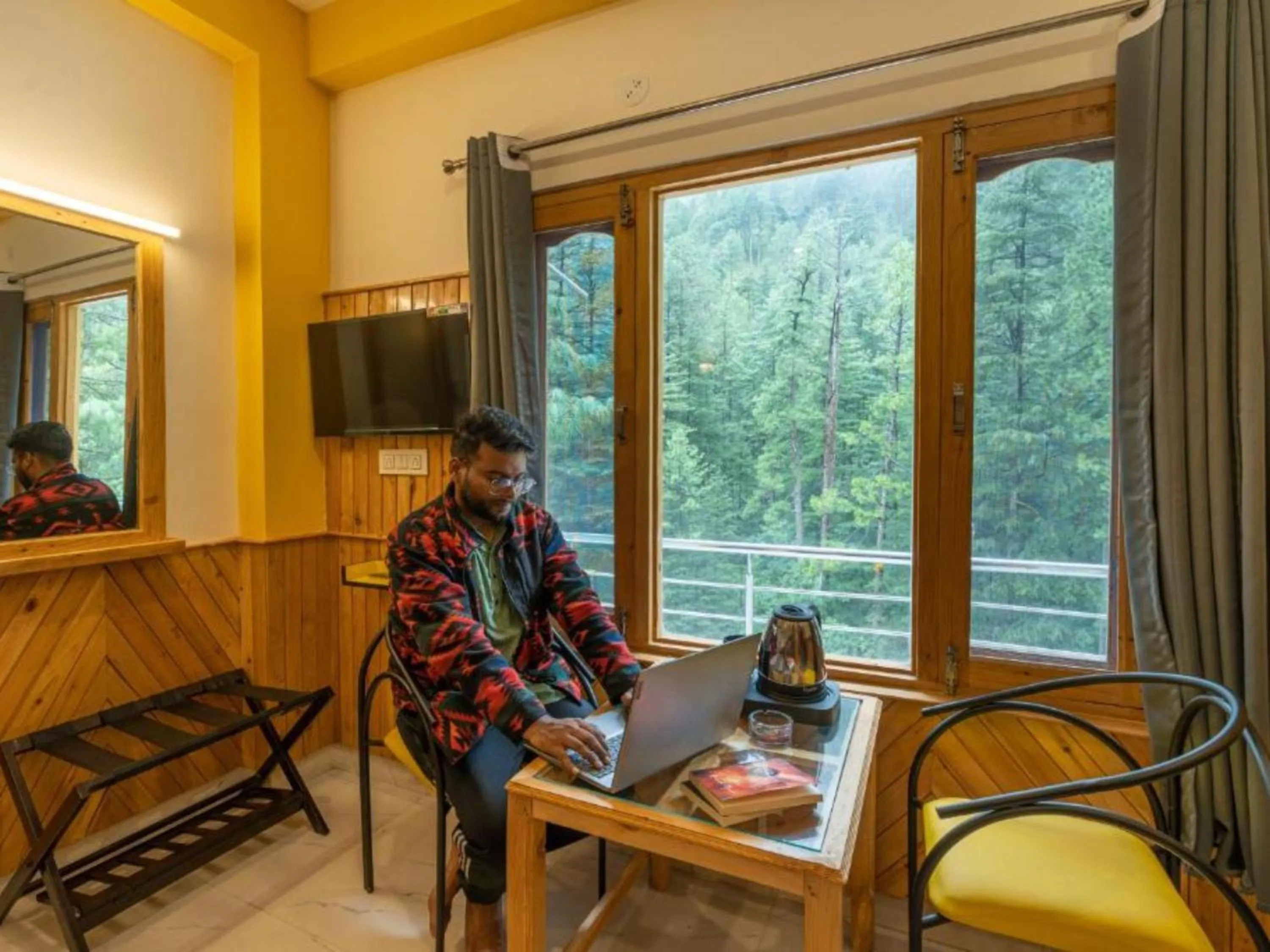 Deluxe Double Room in The Hosteller Kasol, Riverside