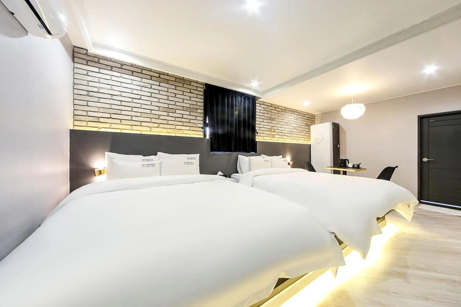 Large Twin Room in Masan First Class Hotel