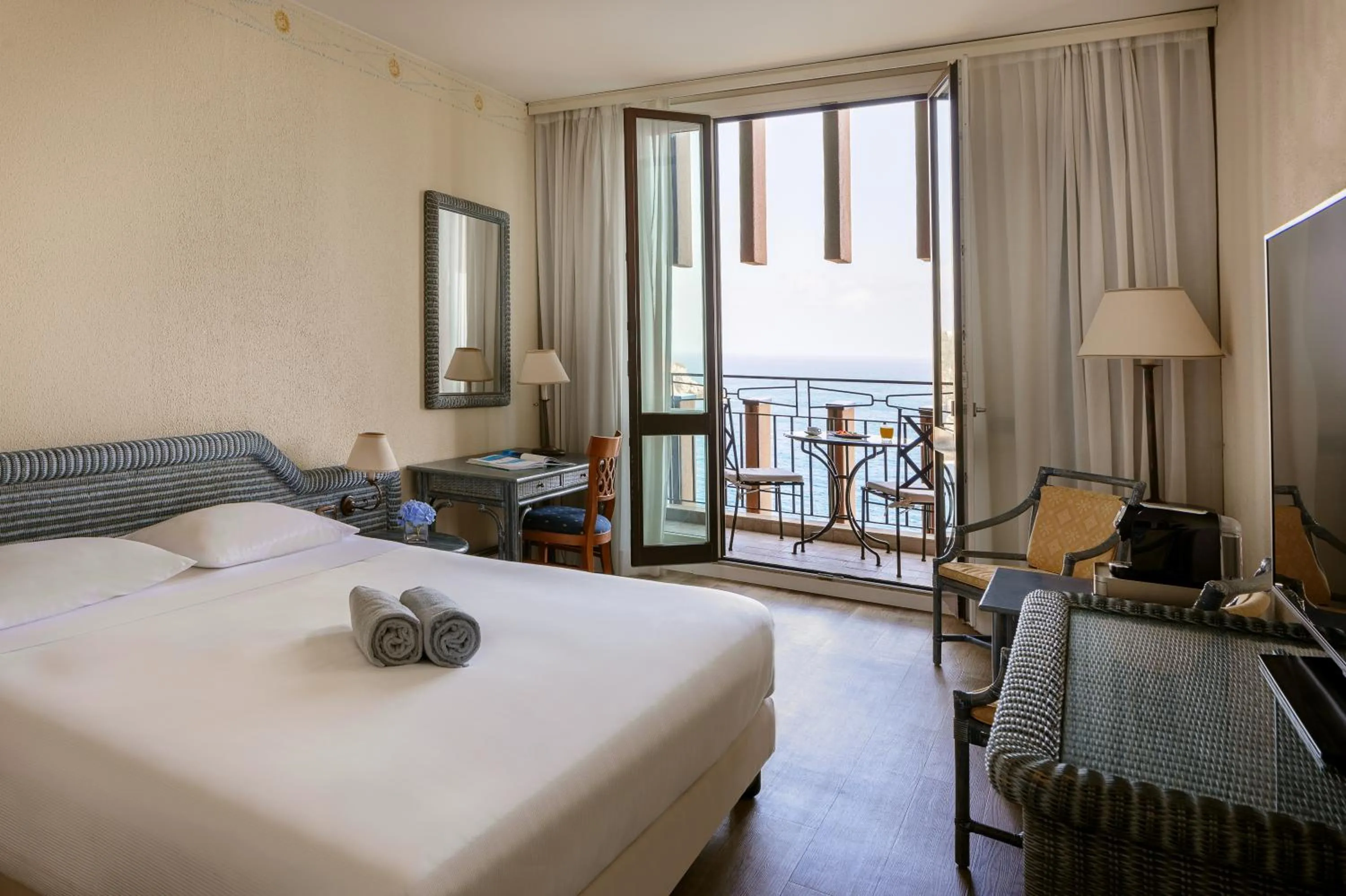 Deluxe Double or Twin Room with Sea View in UNA Hotels Capotaormina