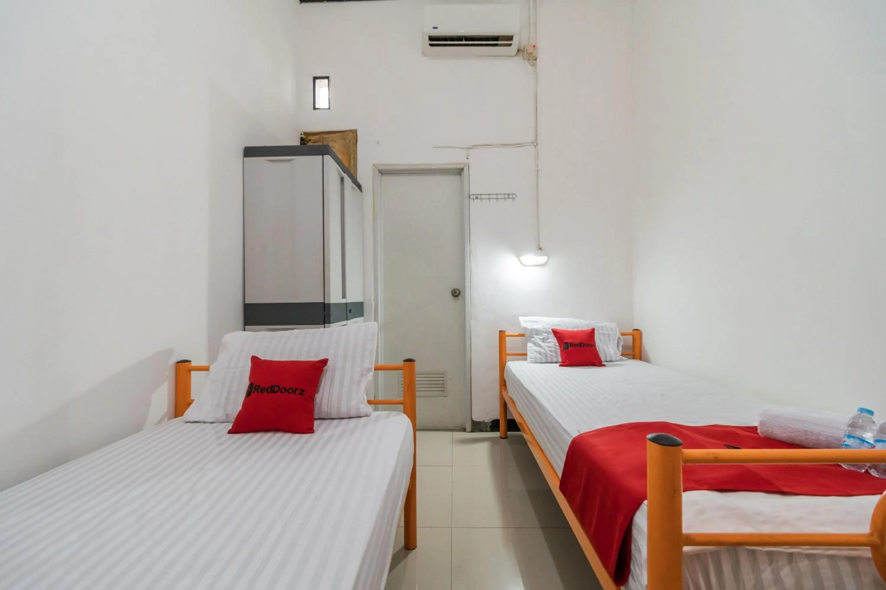 Twin Room in RedDoorz near Terminal Bubulak Bogor