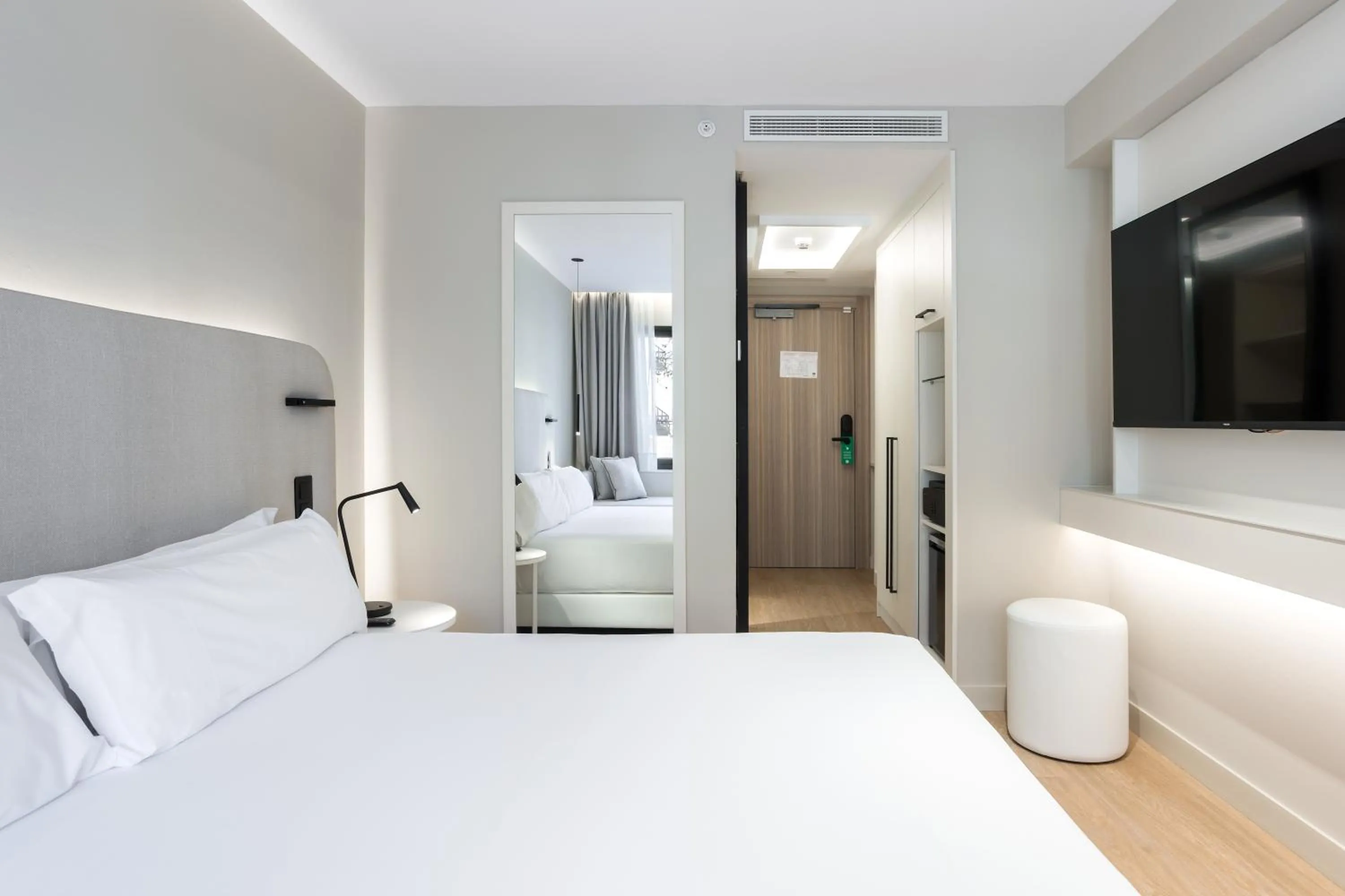 Interconnecting Comfort Double Rooms in Royal Ramblas