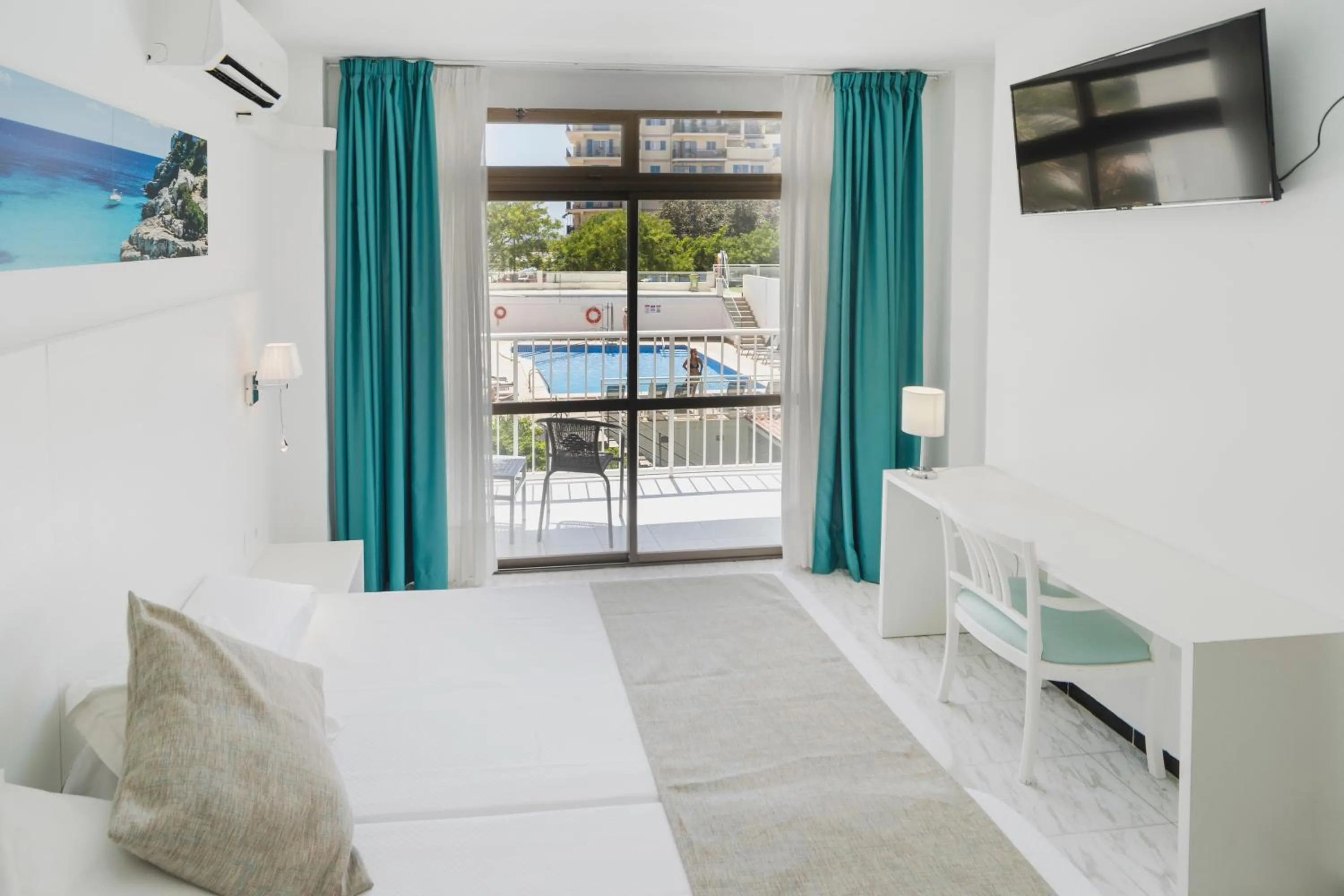 Twin Room with Pool View in Hotel Amic Miraflores