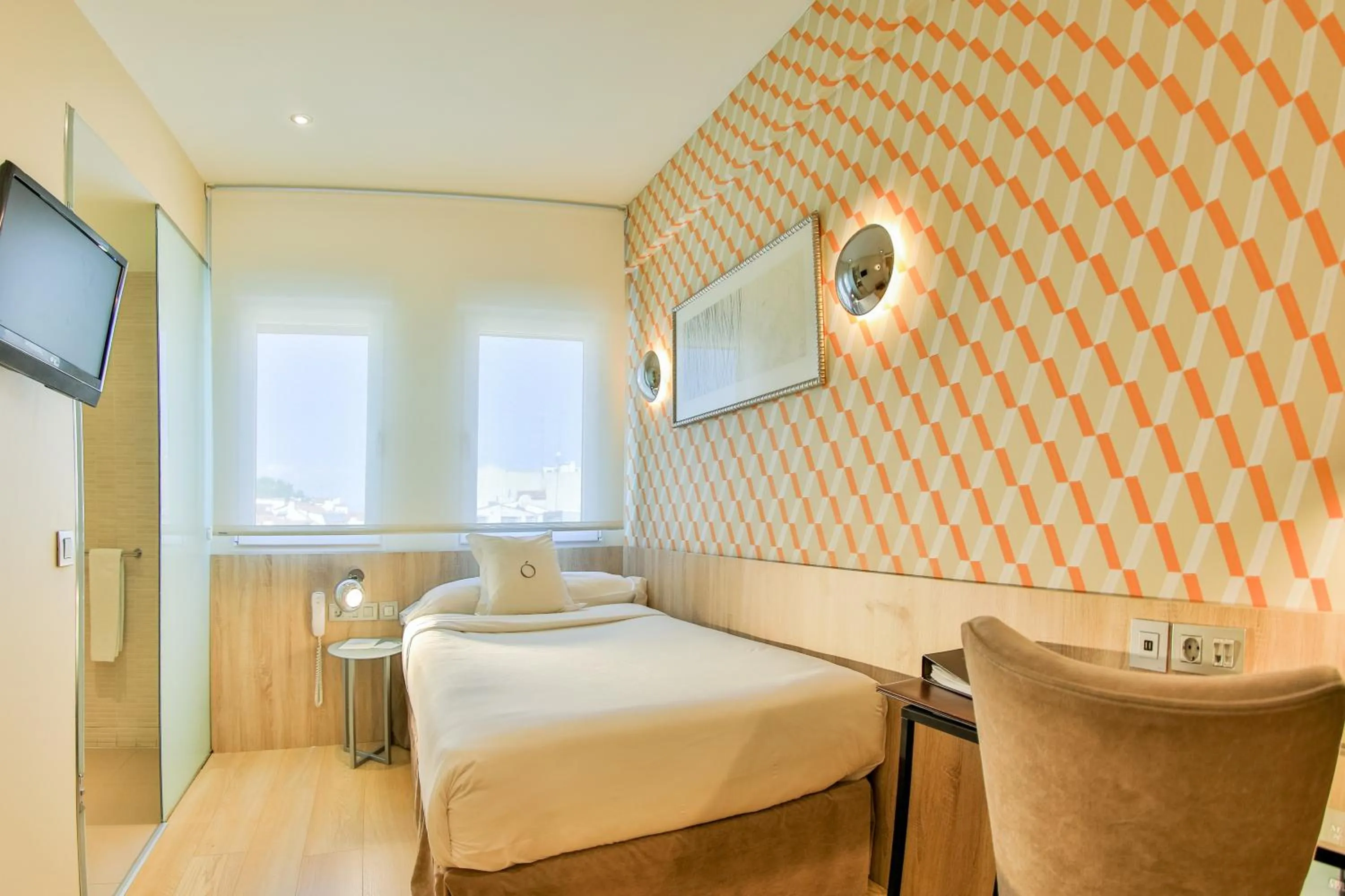 Economy Single Room in Hotel Opera