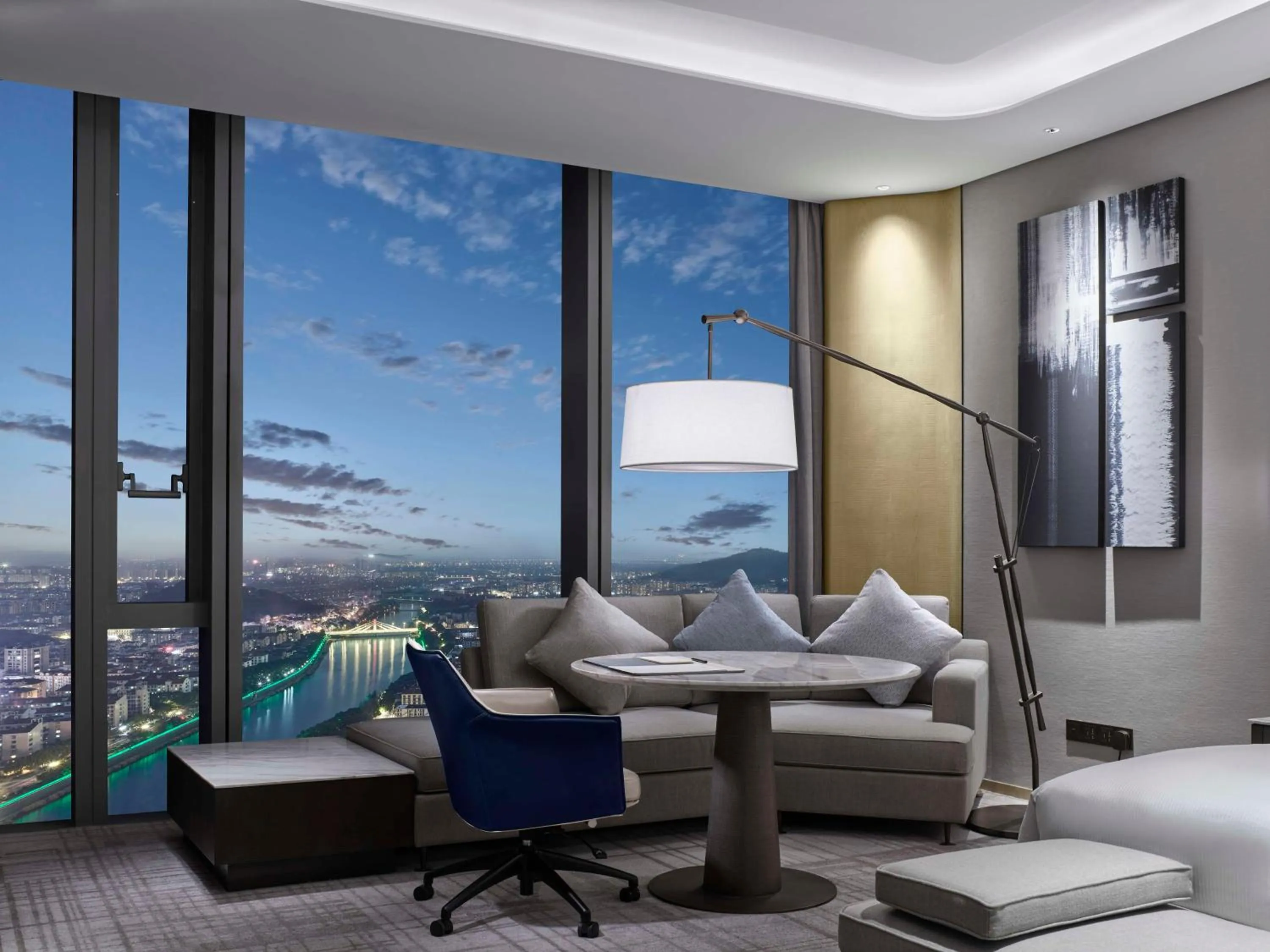 Deluxe King Room with View in Hilton Zhuji