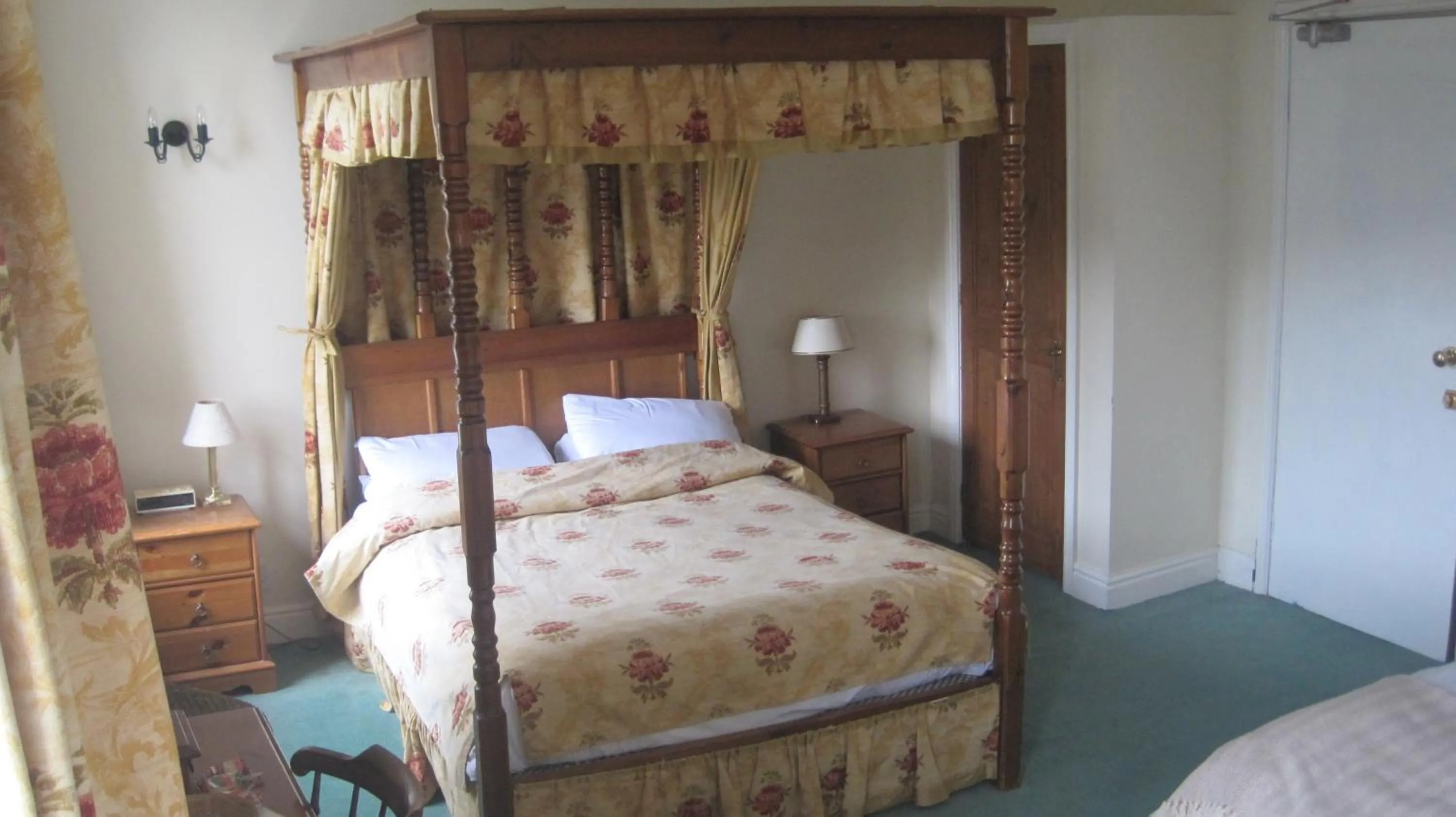 Standard Family of 3 Room in OYO Rose & Crown Hotel
