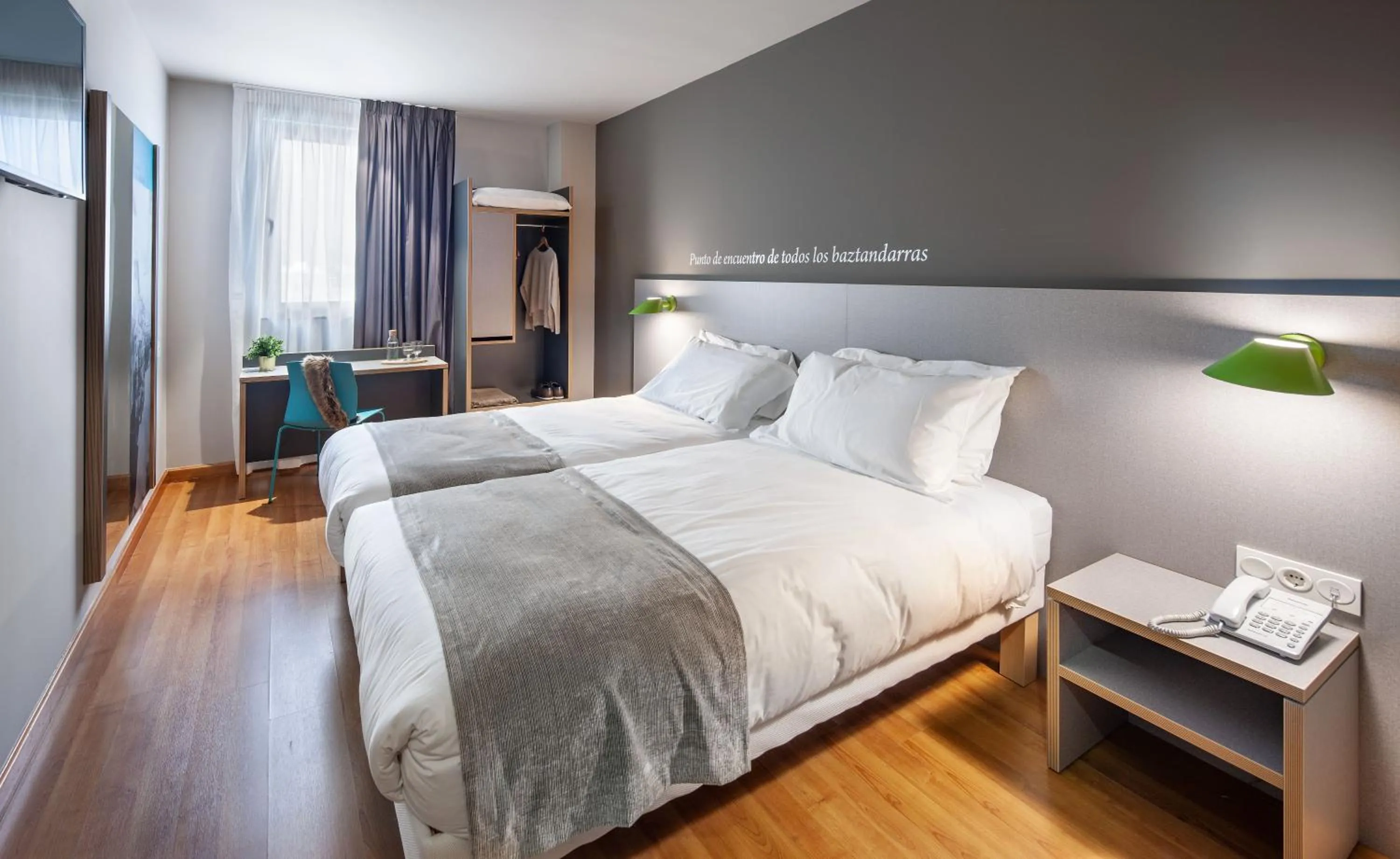 Standard Twin Room in ibis Styles Pamplona Noain