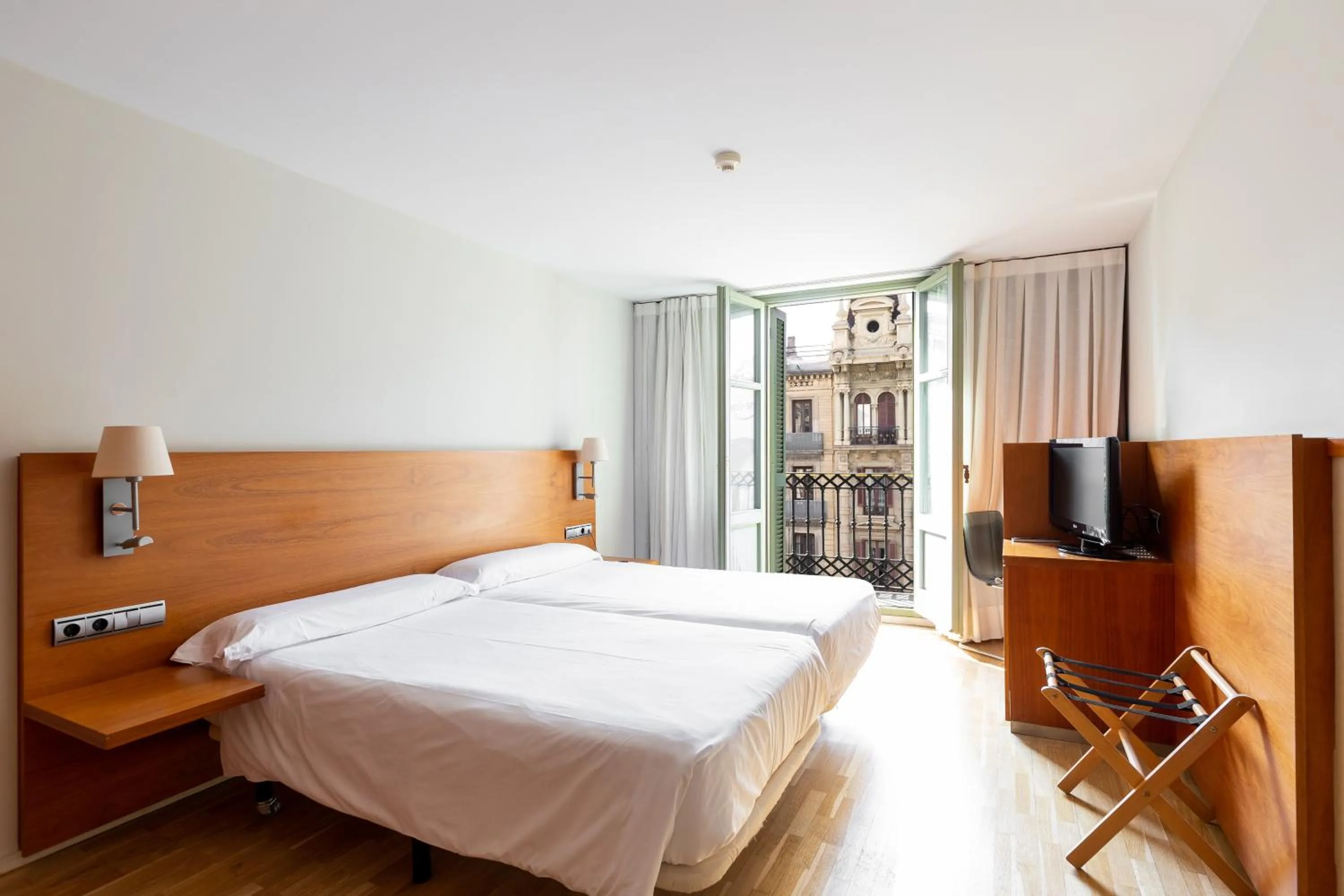 Twin Room with Rambla view in Onix Rambla