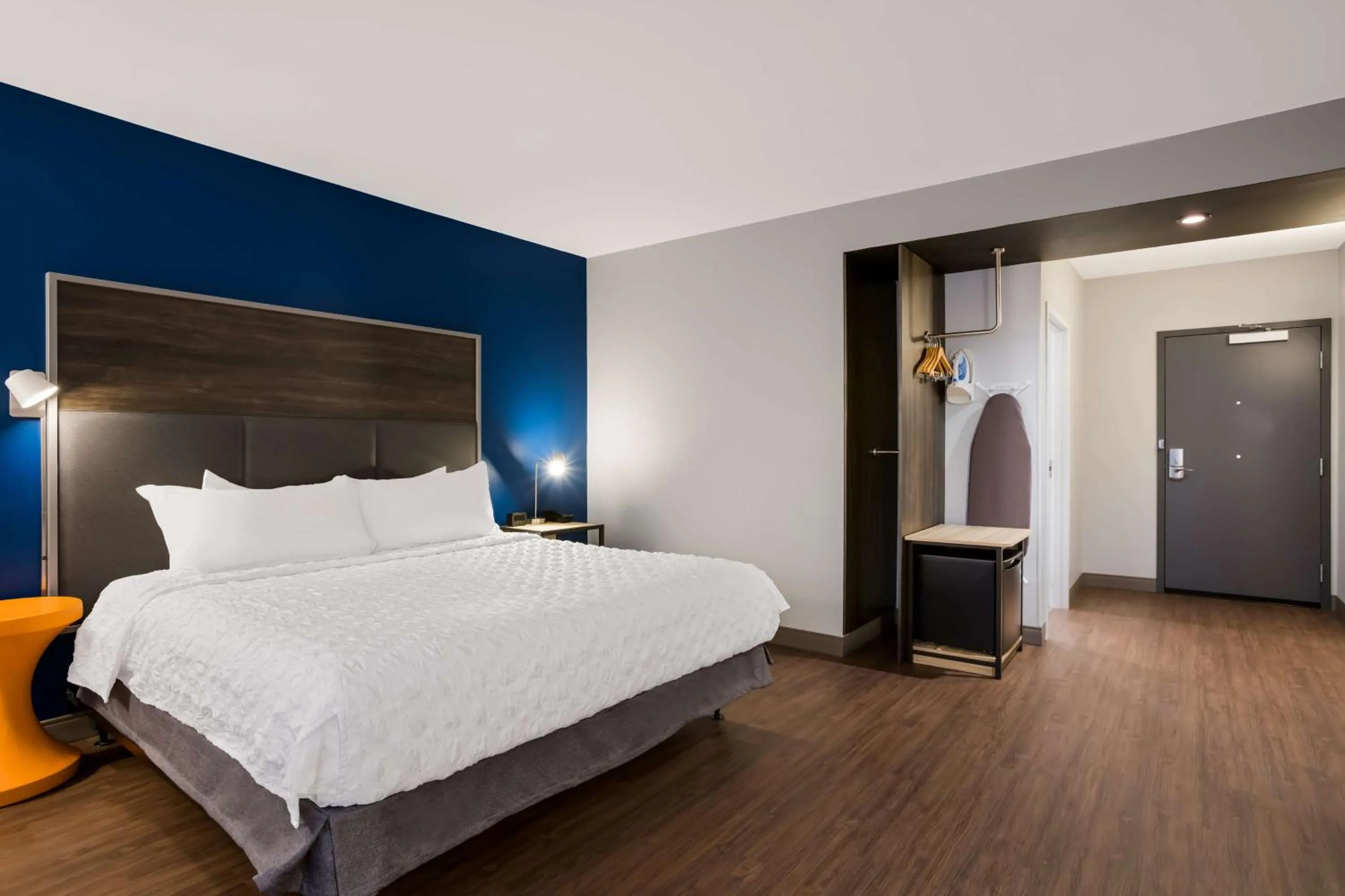 King Room with Bath Tub - Mobility and Hearing Access in Tru By Hilton Traverse City