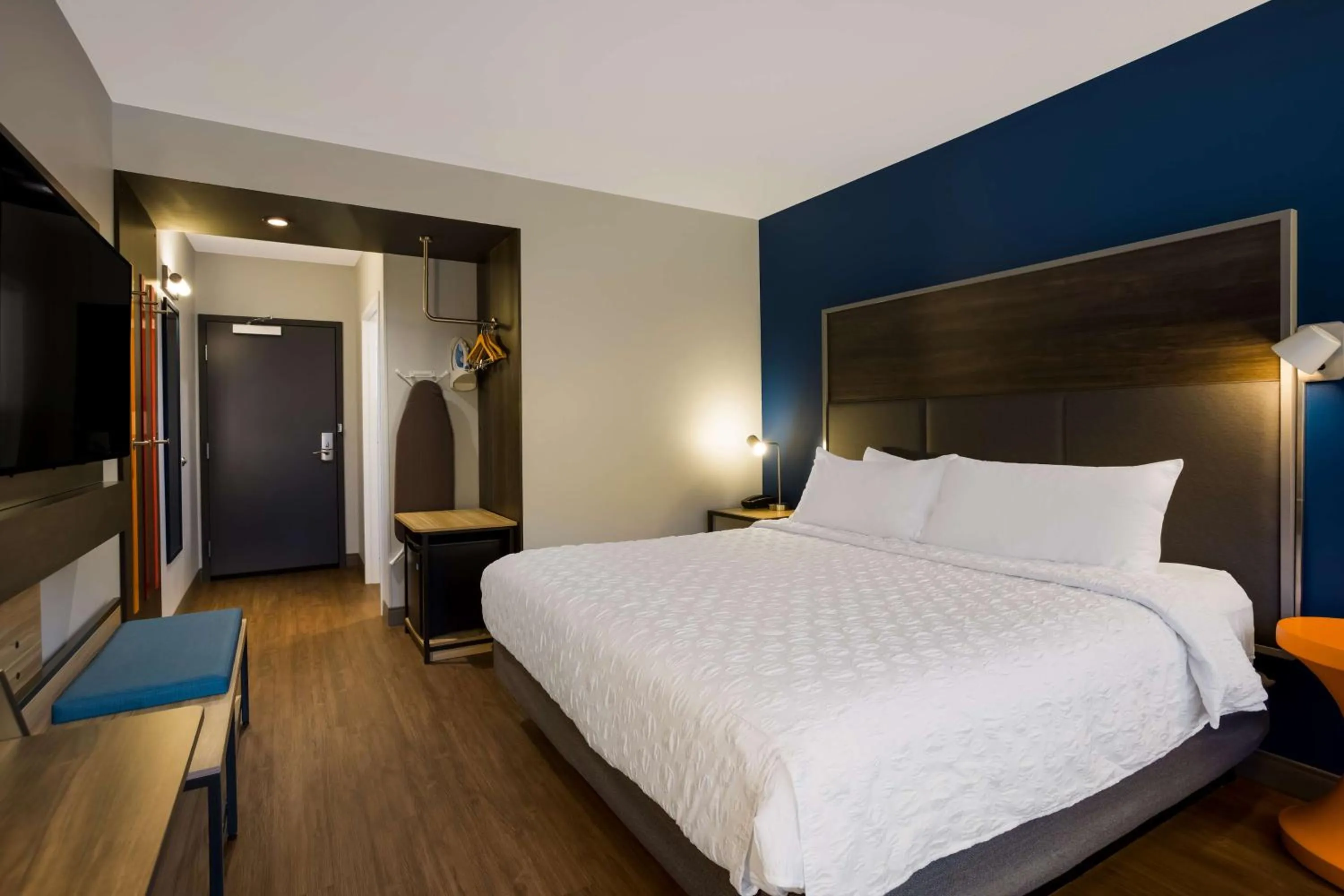 King Room with Walk-In Shower in Tru By Hilton Traverse City