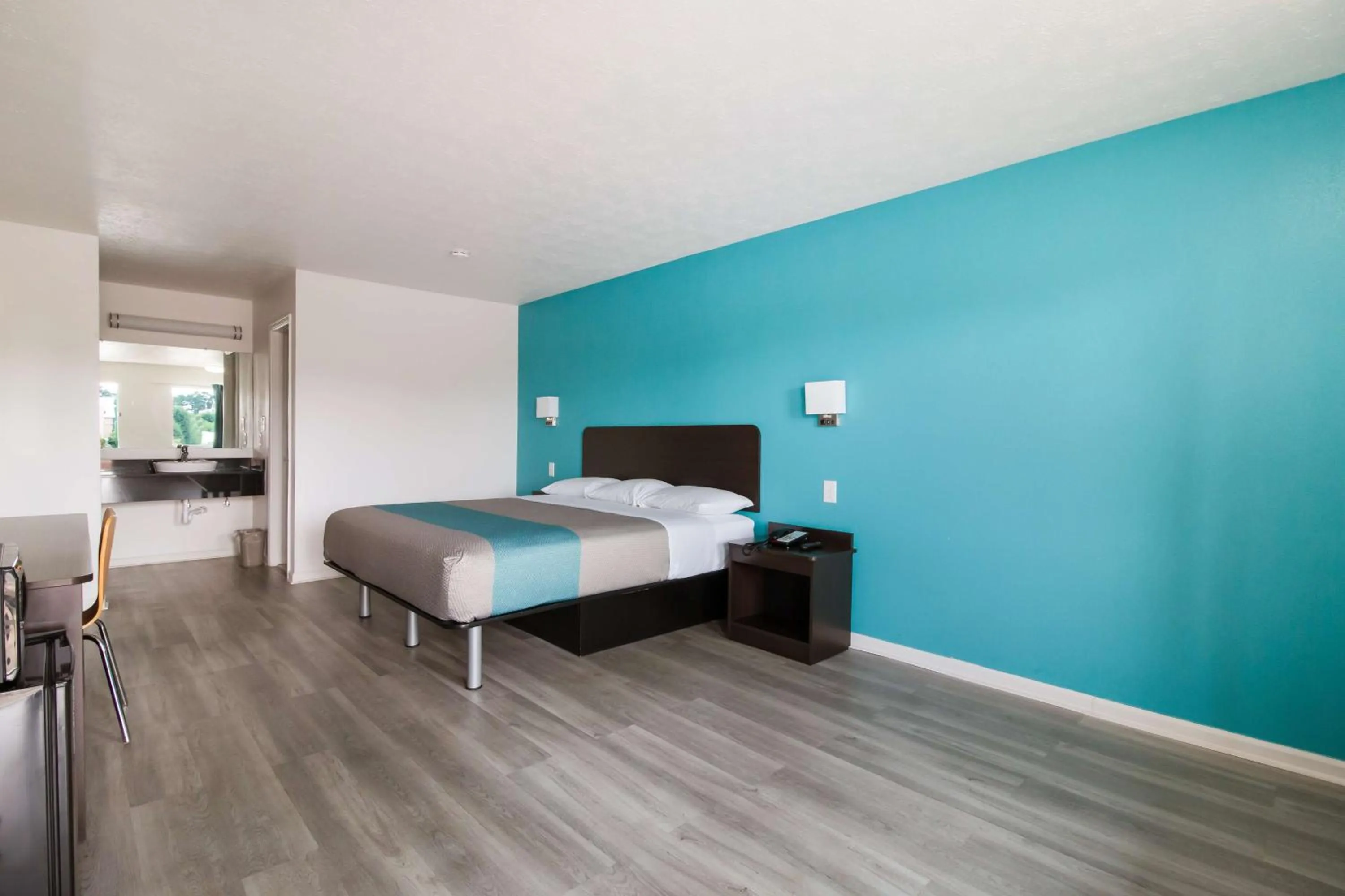 Deluxe King Room - Non-Smoking in Motel 6-Metropolis, IL